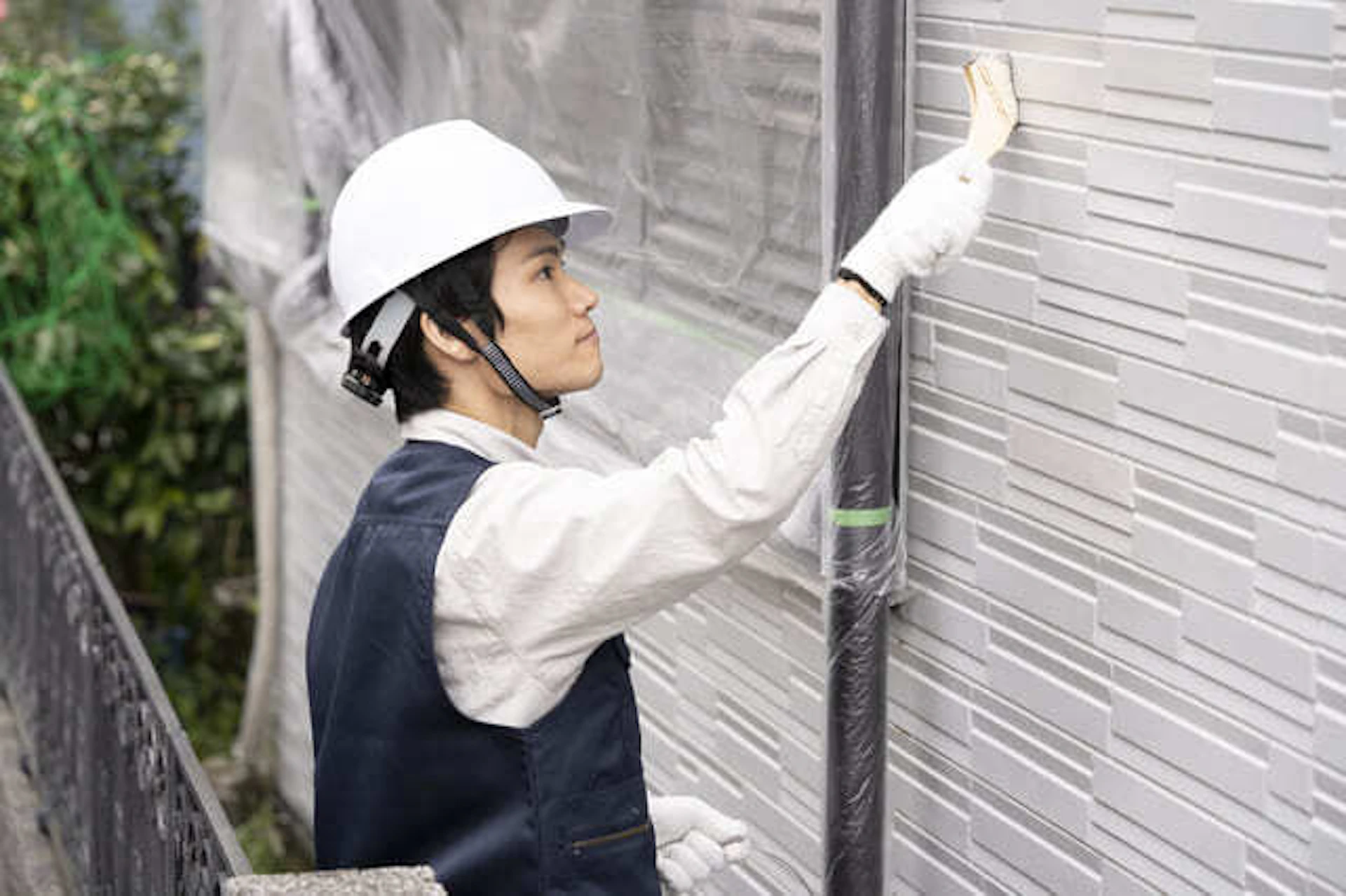 刷毛で外壁を塗装職人の写真