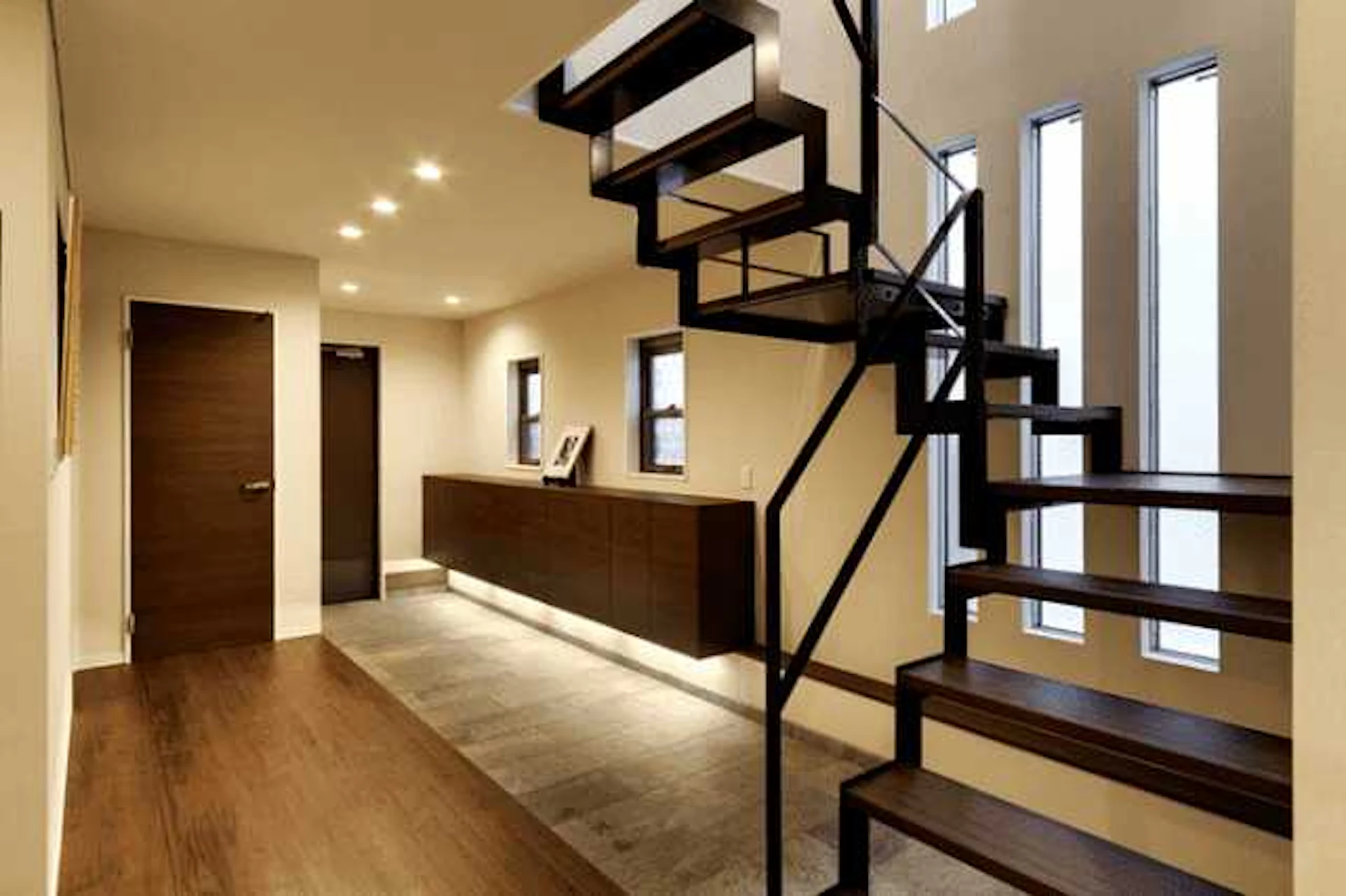 玄関の壁紙クロスの選び方・張り替えの値段・おしゃれな施工例をご紹介