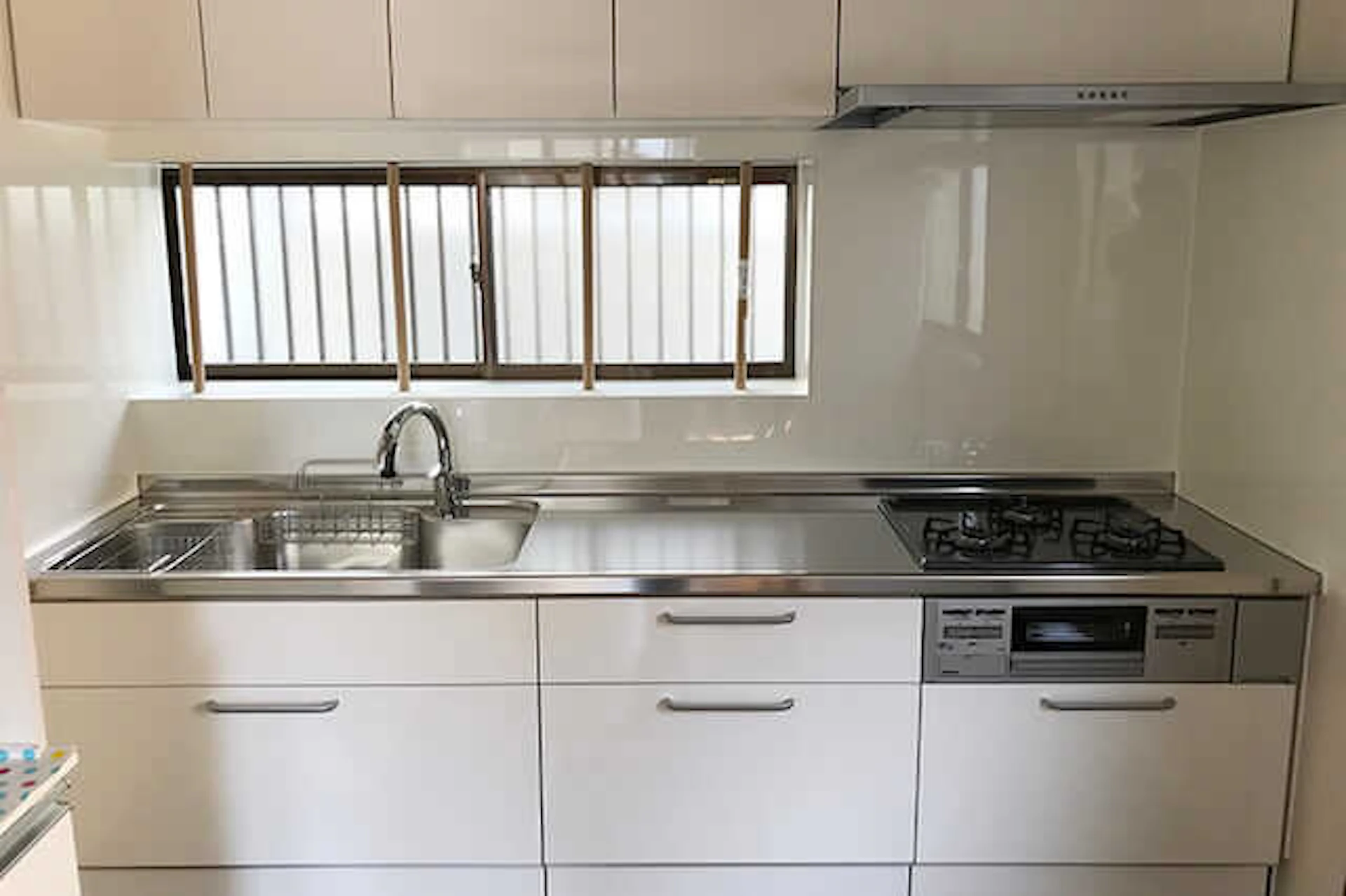 タッチレス水栓付きの、真っ白なキッチン