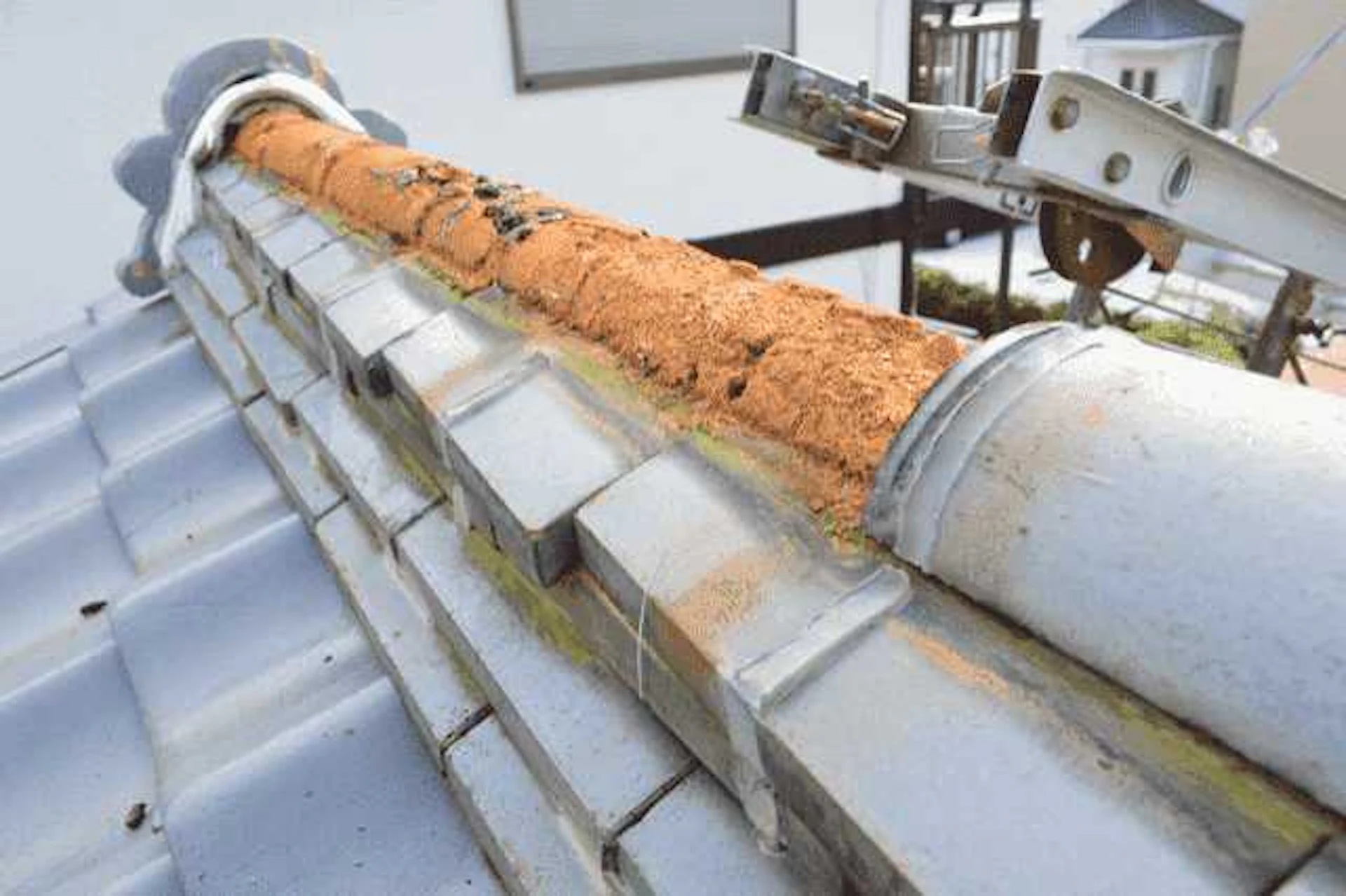 漆喰・棟瓦・棟板金の劣化(ズレ/剥がれ/破損など)