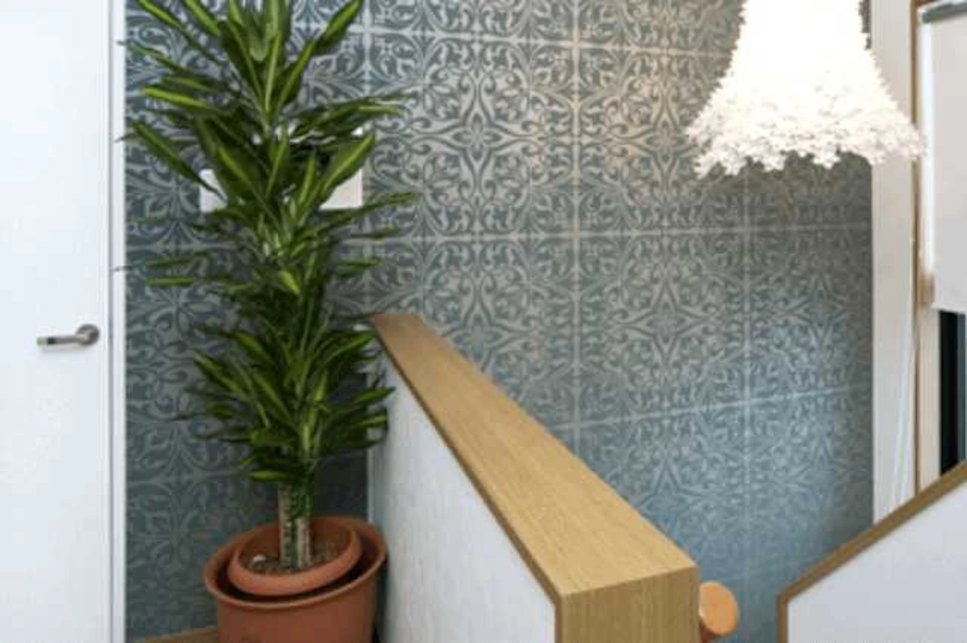 踊り場・階段ホール・蹴込みに、アクセント壁紙を使っても◎