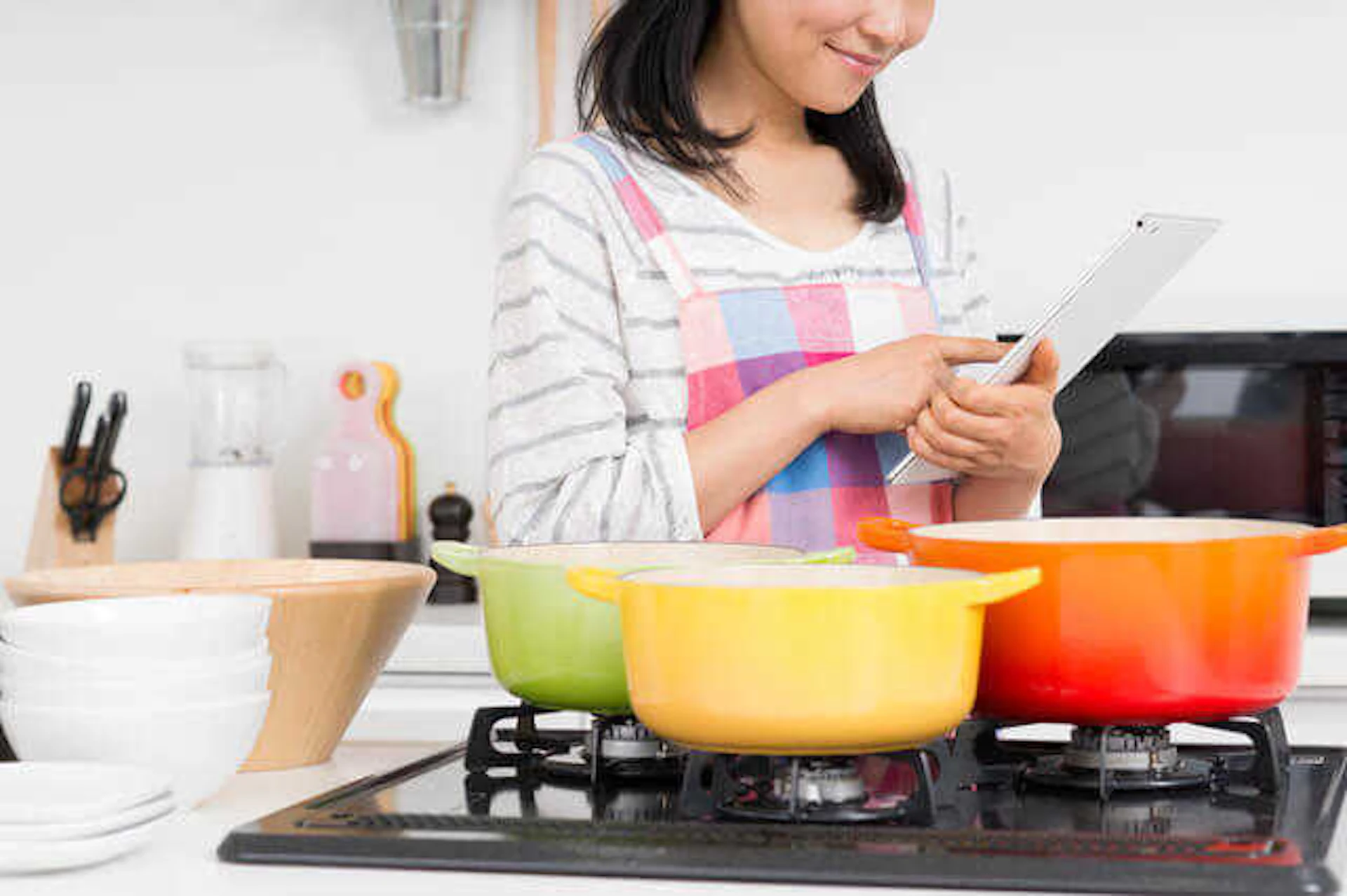 明るい色のキッチン用品