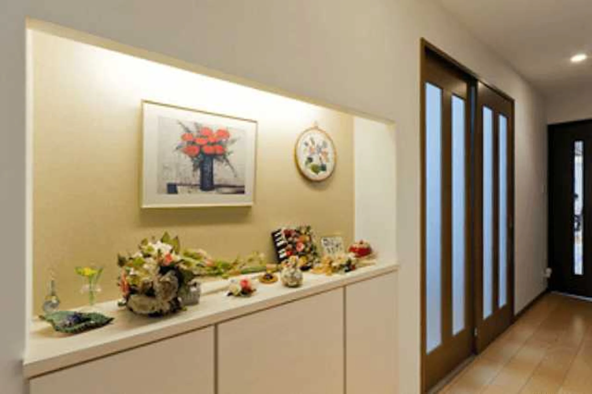 玄関の壁紙クロスの選び方・張り替えの値段・おしゃれな施工例をご紹介