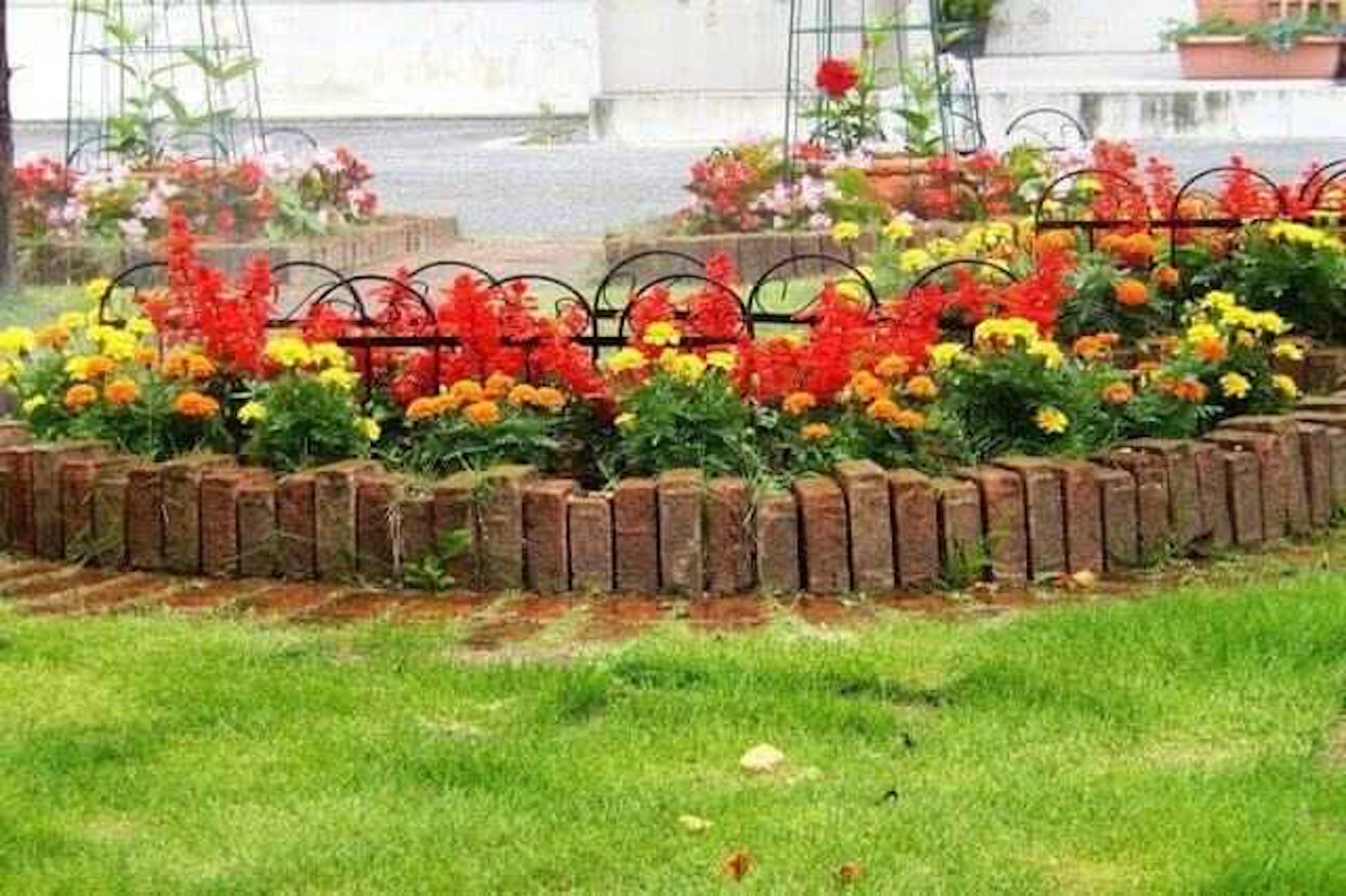 もっと簡単にレンガ風の素材で花壇作り