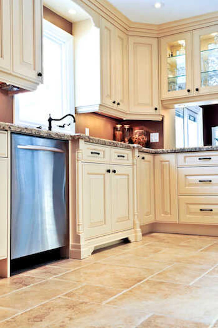 4.油料理の際にすべる床材にしてしまった