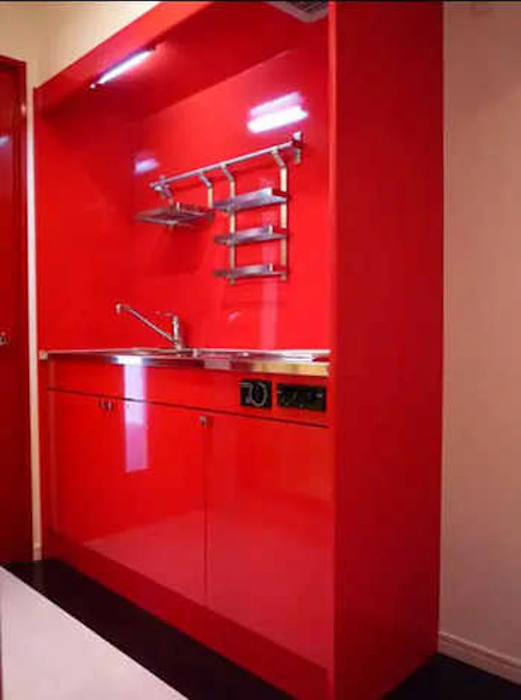 情熱的な赤色をふんだんに使ったキッチン