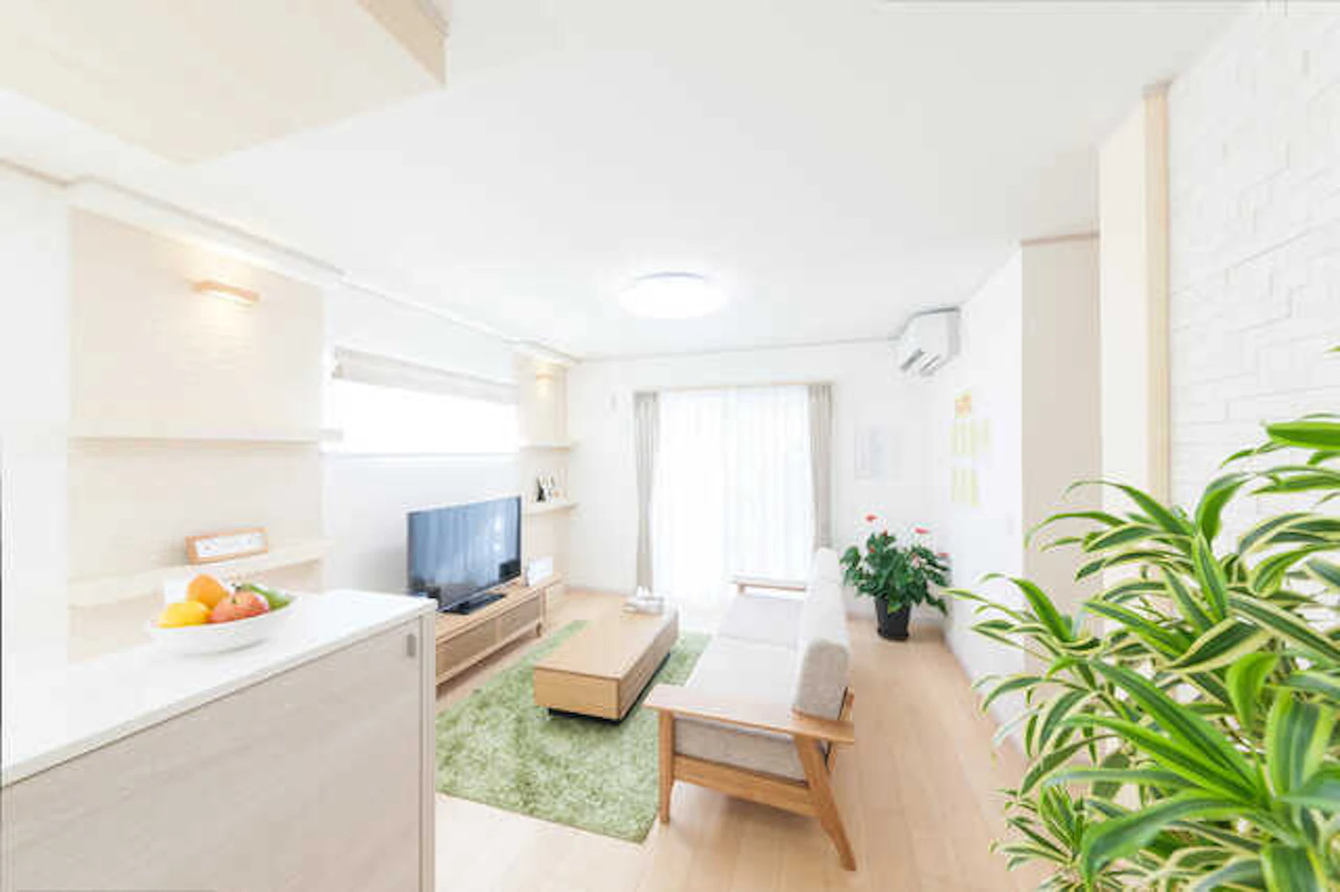 白や淡い色を使う