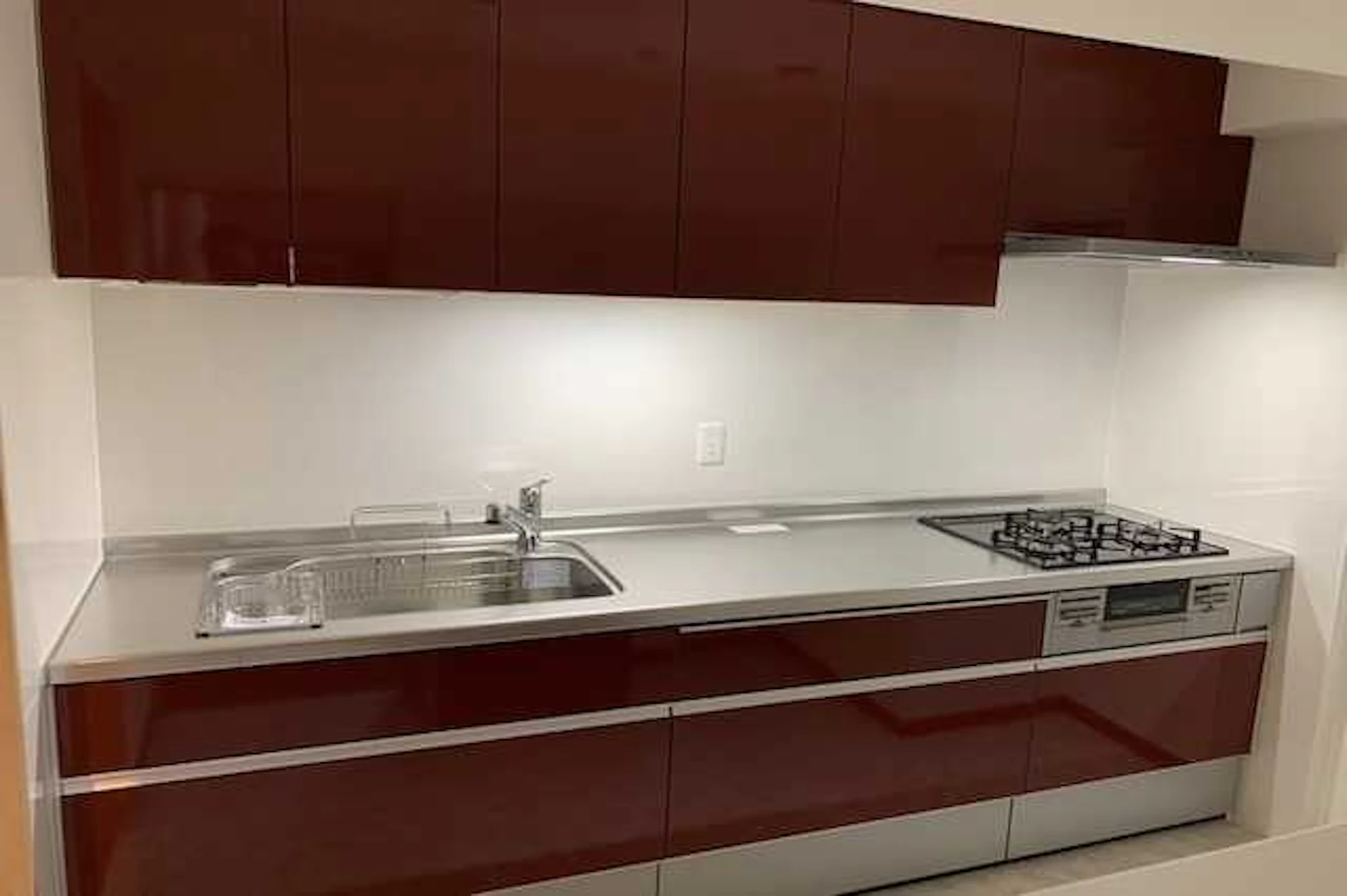 木目調のシステムキッチン