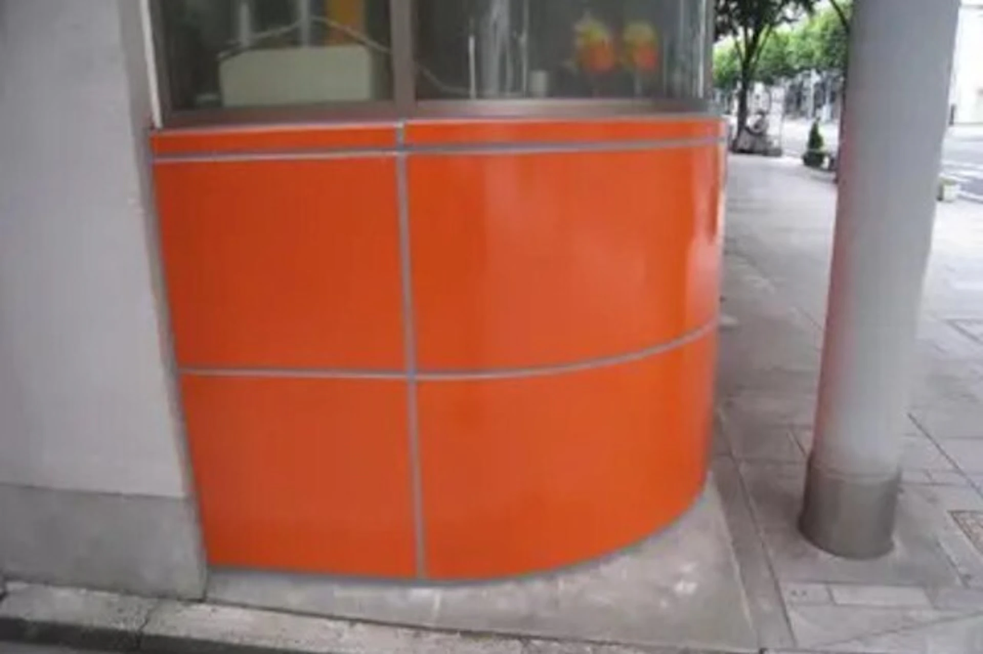 事例2: オレンジの錆止め塗装で明るい雰囲気にリフォーム