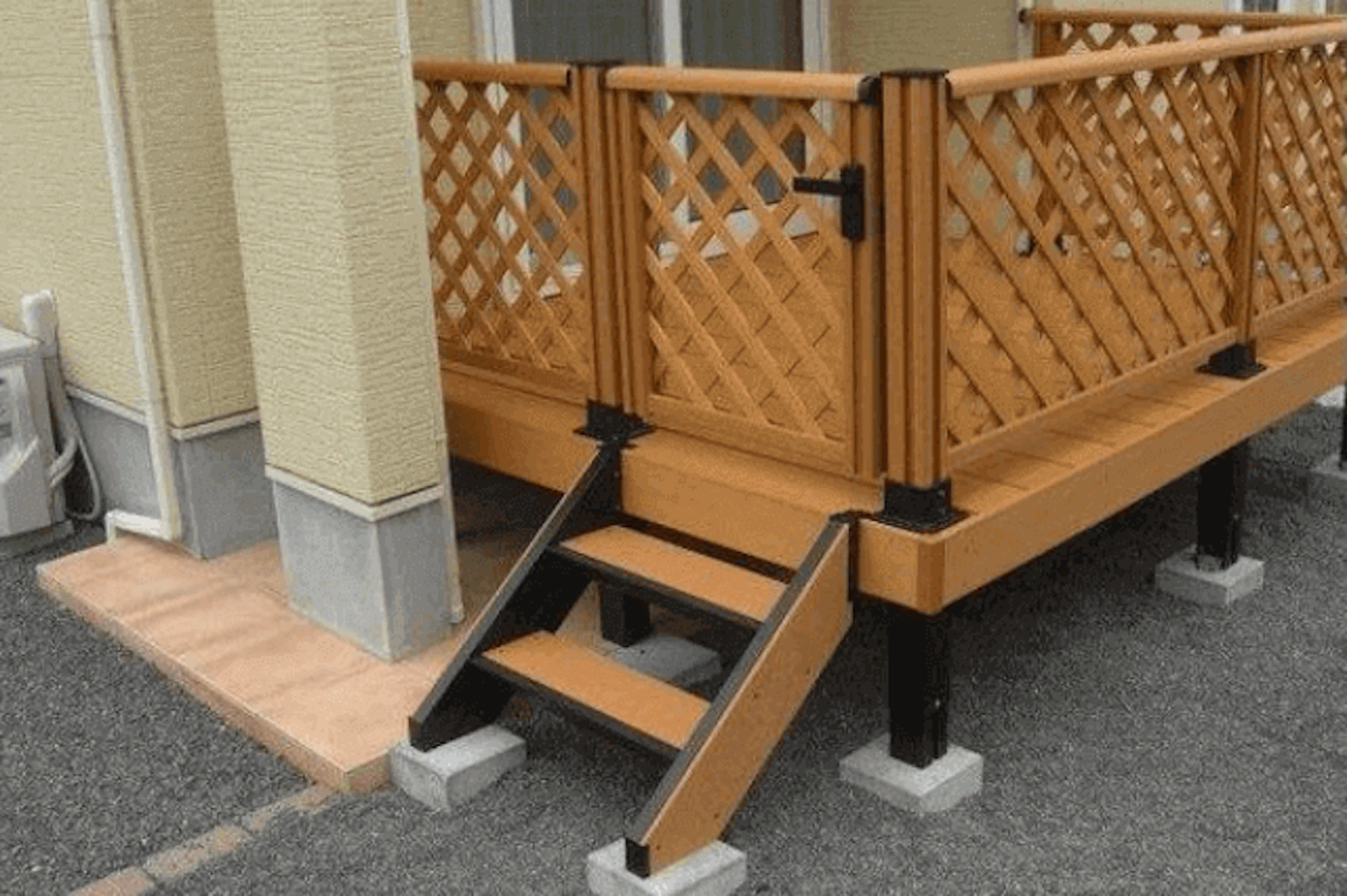 樹脂・人工木のウッドデッキの魅力って?天然木との違いを比較!