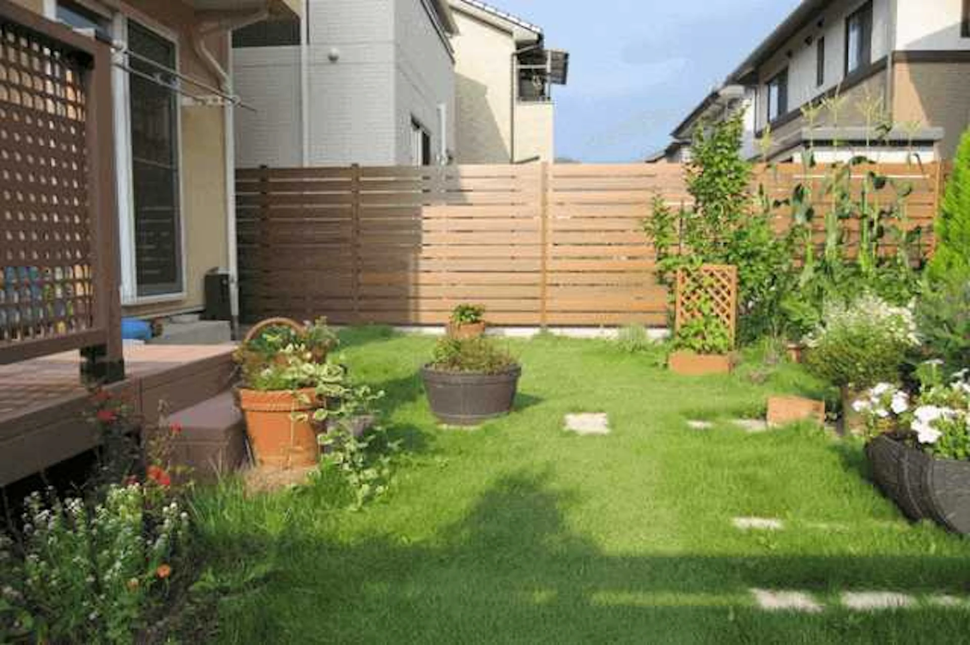 子供や犬が遊べる庭づくりのコツと注意点!ウッドデッキ・砂場などの実例やリフォーム費用も公開