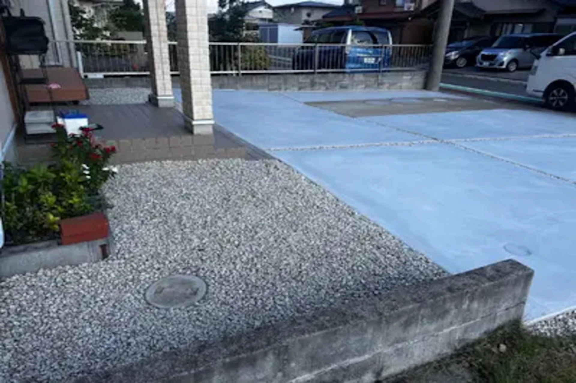 砂利とコンクリートを組み合わせた駐車場の施工事例