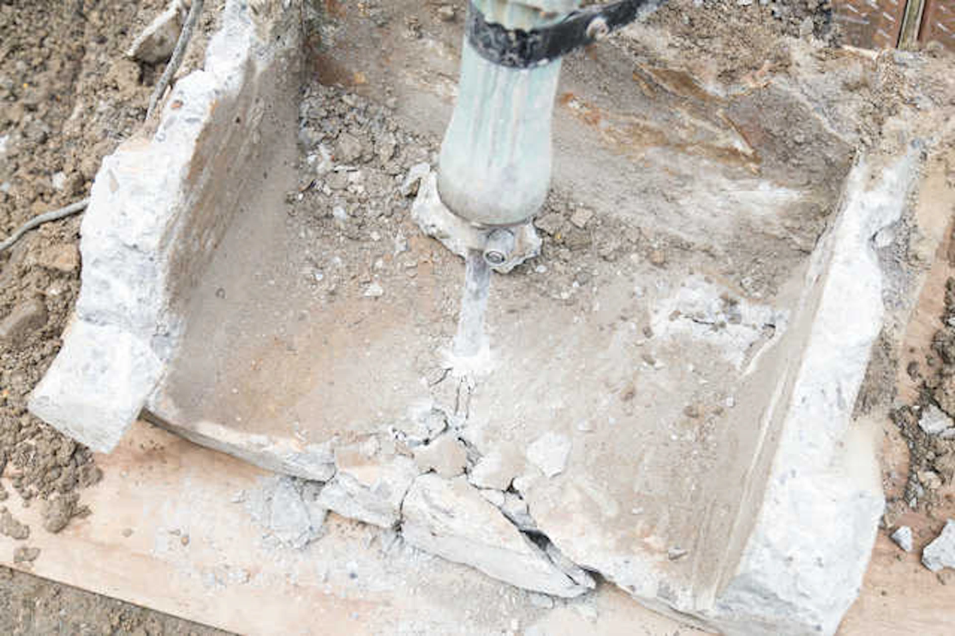 砕けたコンクリートの瓦礫