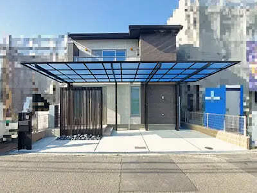 事例5 カーポートと縦格子デザインを採用したオープンな外構