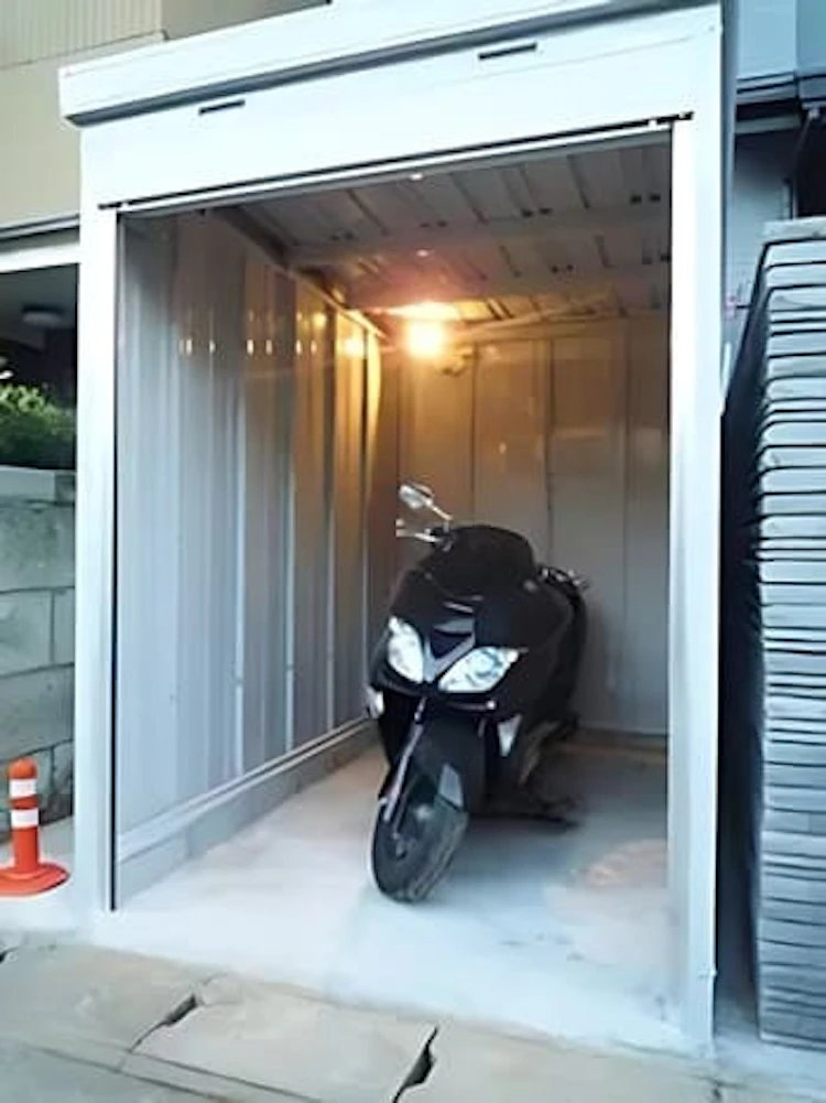 事例2： 黒を基調としたシックでかっこいいバイクガレージ