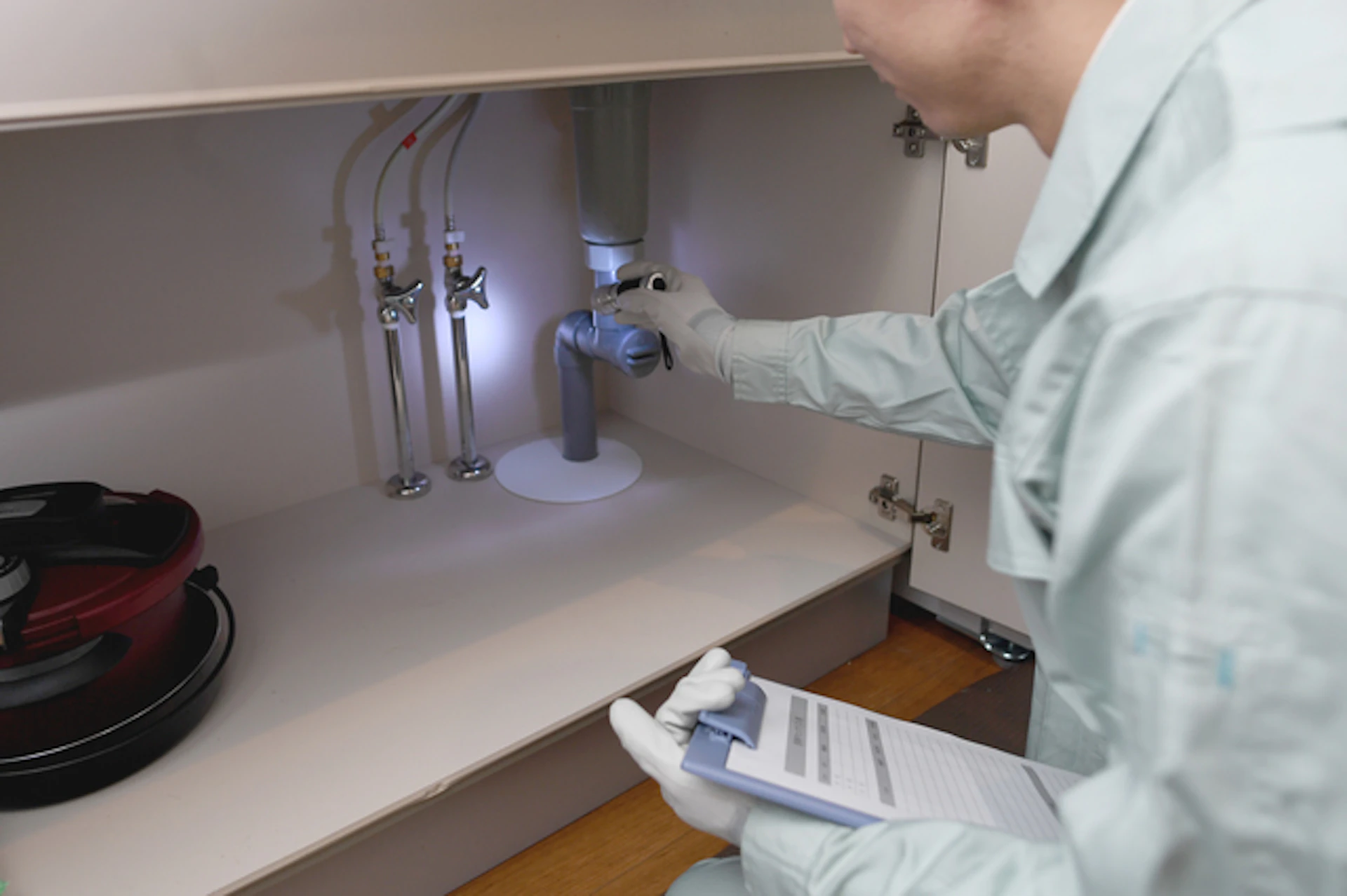 サムネイル:キッチンの水漏れの原因と直し方!応急処置や予防法も解説