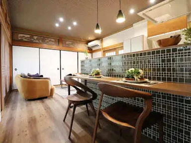 格子と丸窓が出迎える家