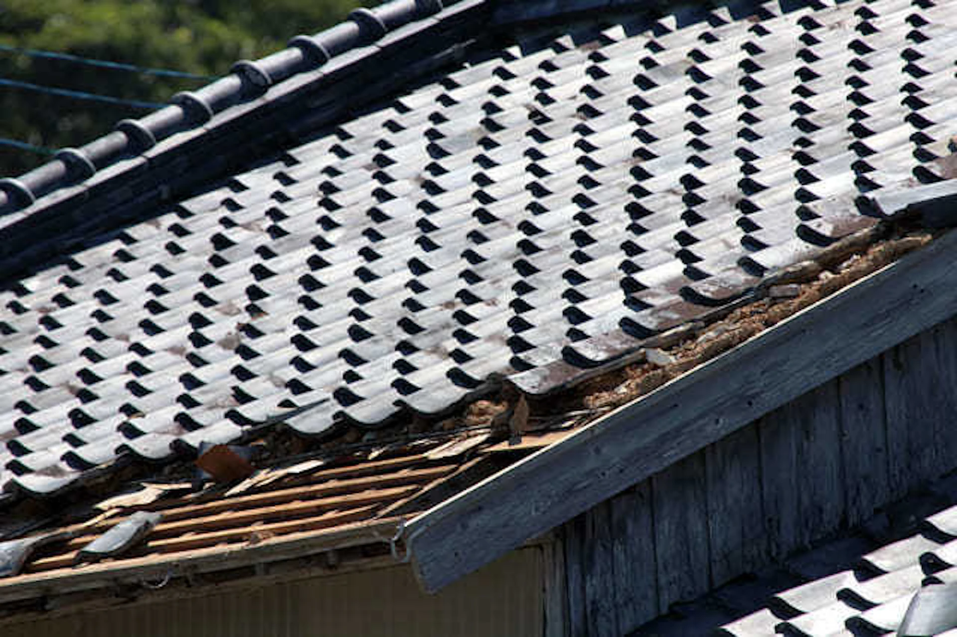 【地震や台風でもズレない・落下しにくい】