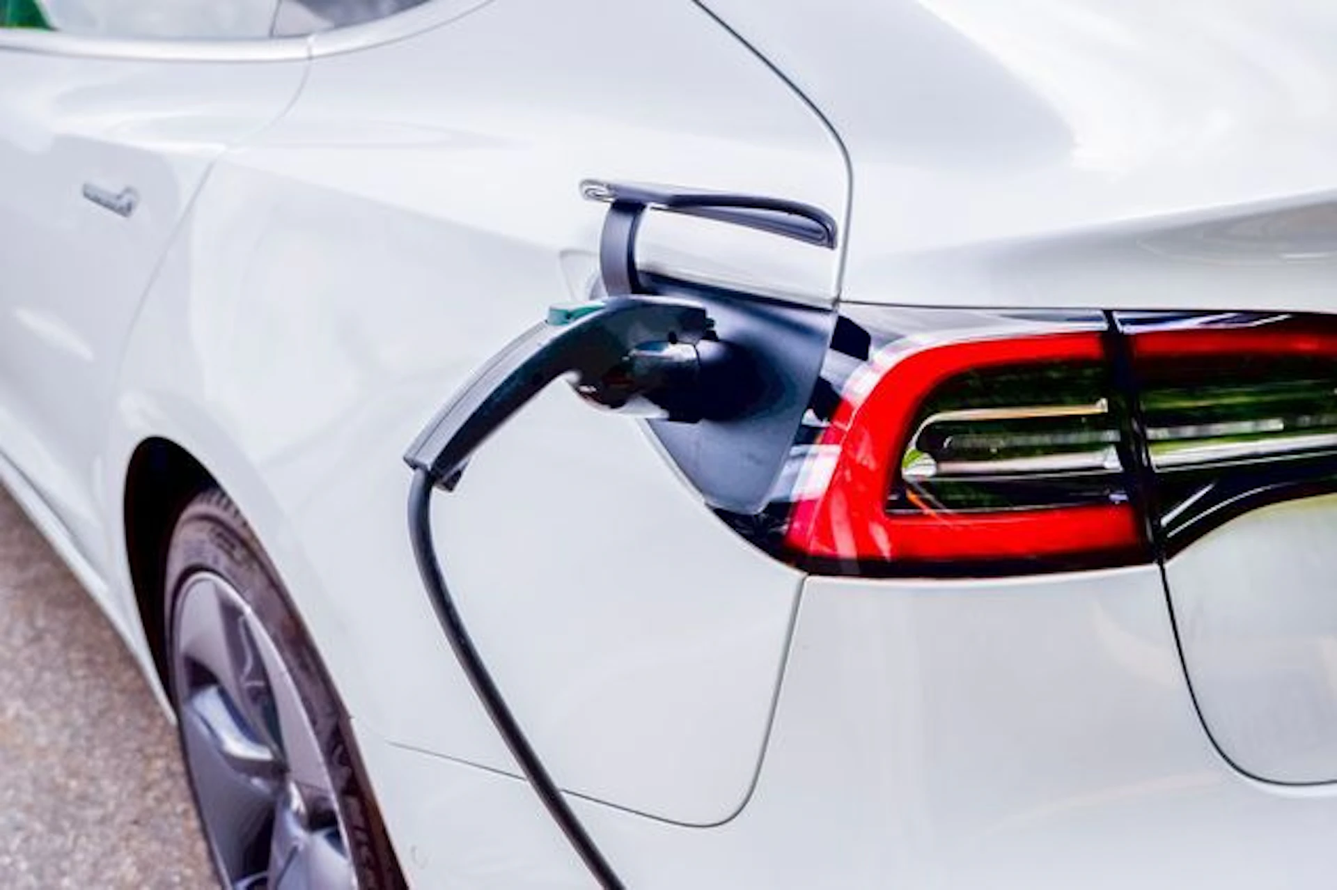 白い電気自動車