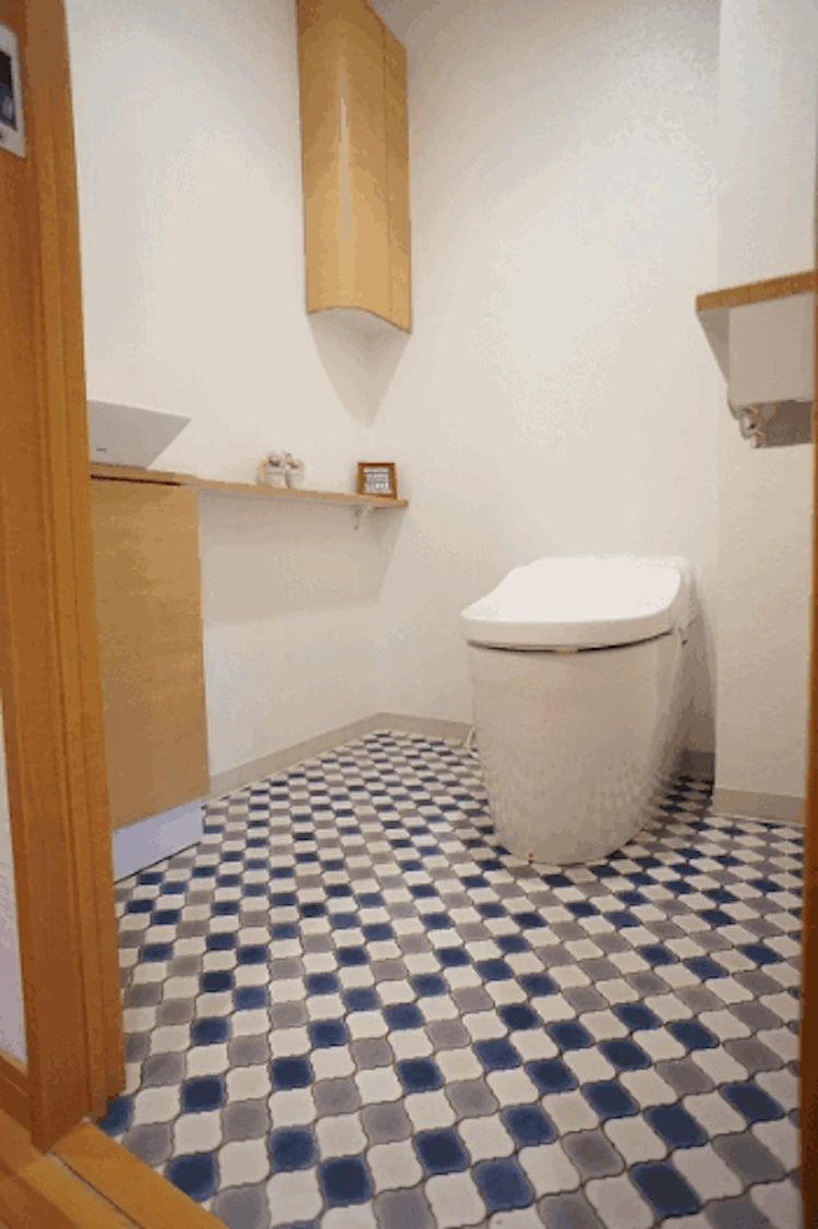 手洗いカウンターつきのトイレ 床材にもお洒落なパターンを採用