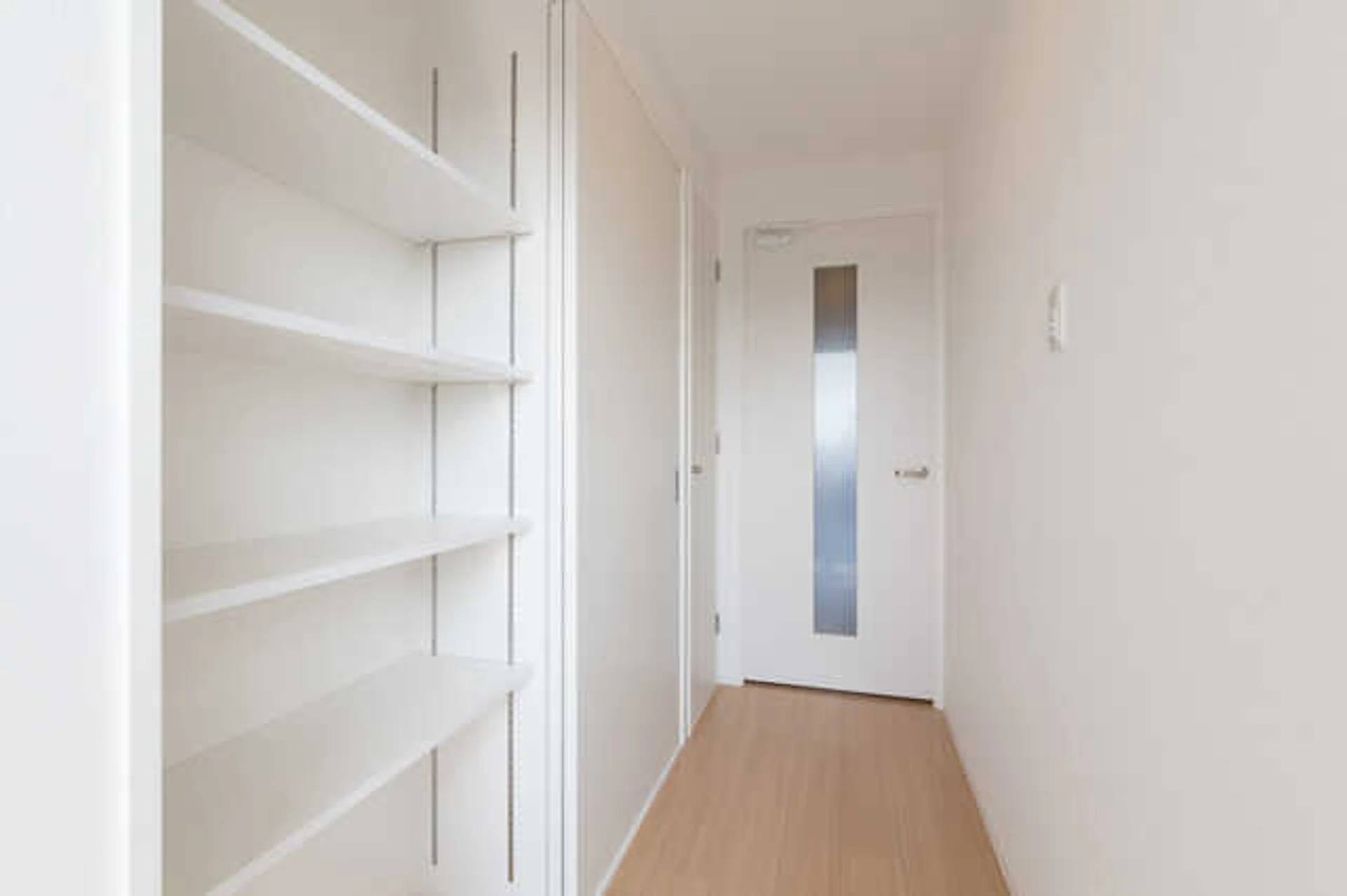 マンションの廊下の壁も収納設置可能