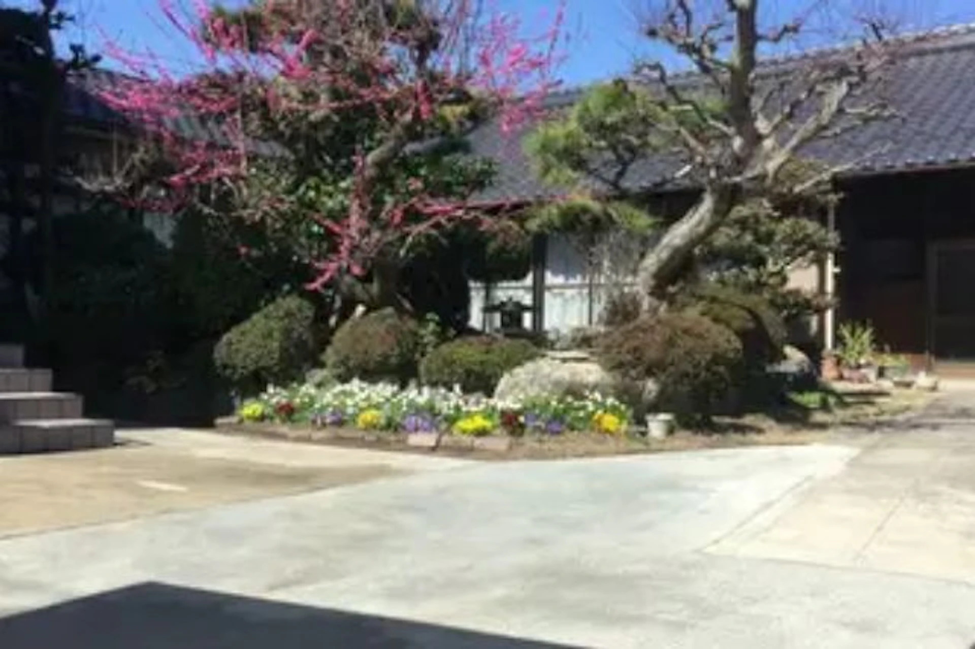 事例5 広々とした駐車場スペースによりスッキリとした外構へ