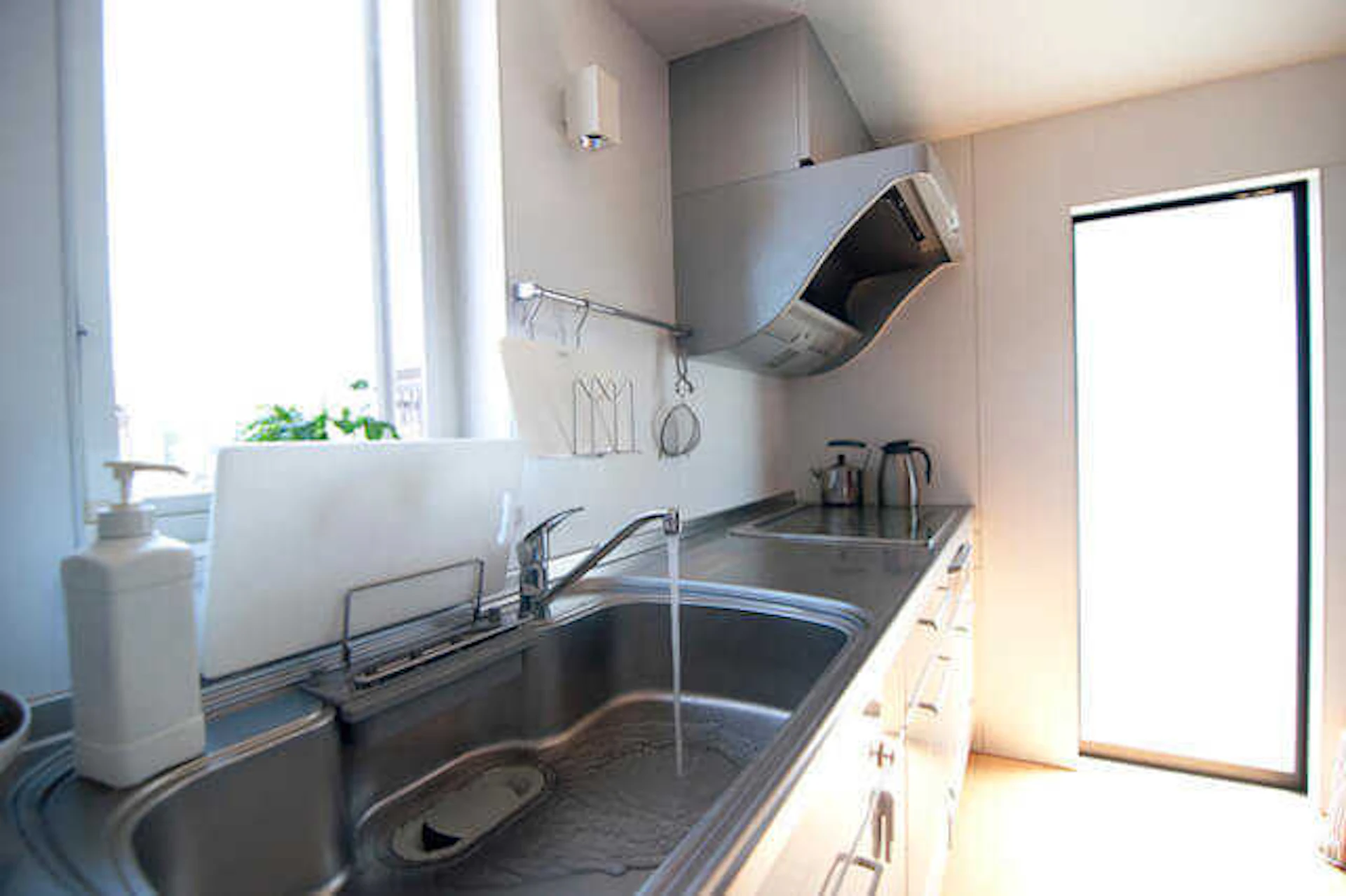 キッチンのワークトップ(天板)の素材比較！交換やDIYによる修復は可能か？