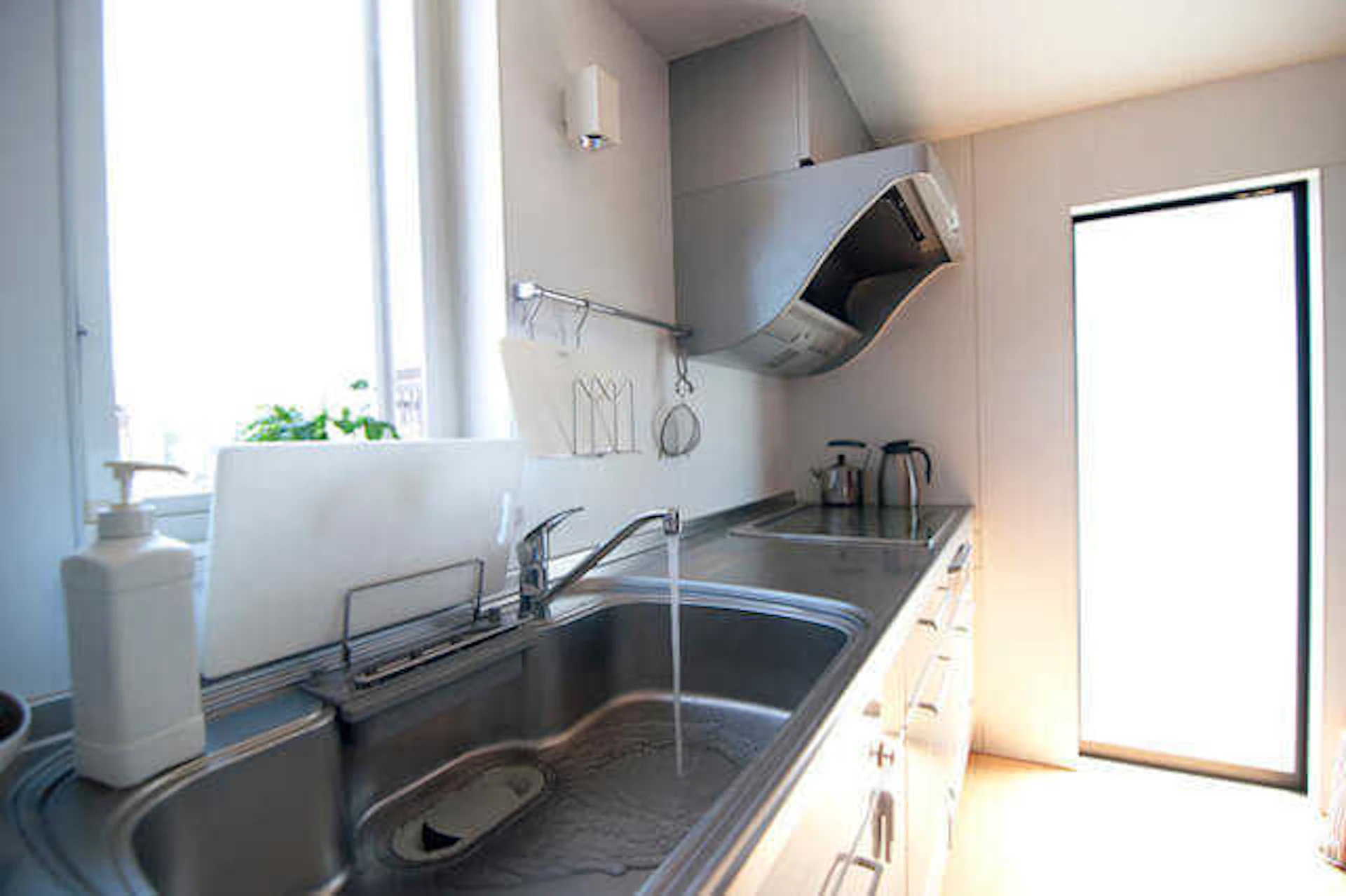 キッチンのワークトップ(天板)の素材比較!交換やDIYによる修復は可能か?