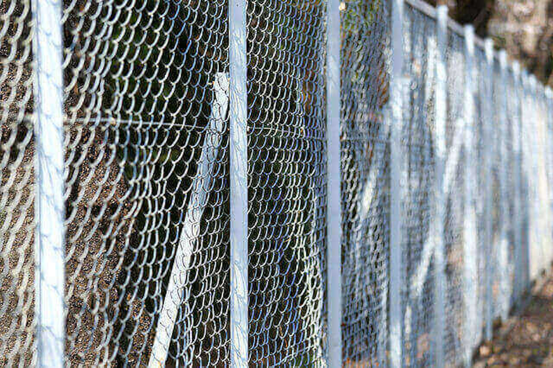 ⑥落雪対策には、雪止めフェンスの設置も有効