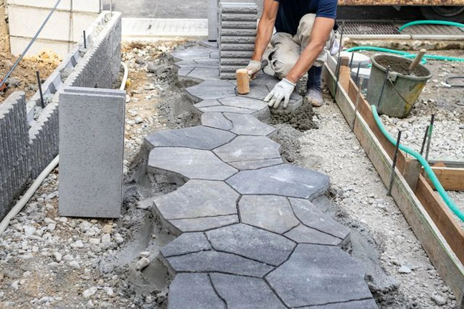 コンクリートでデザイン性のあるアプローチ工事をしているところ