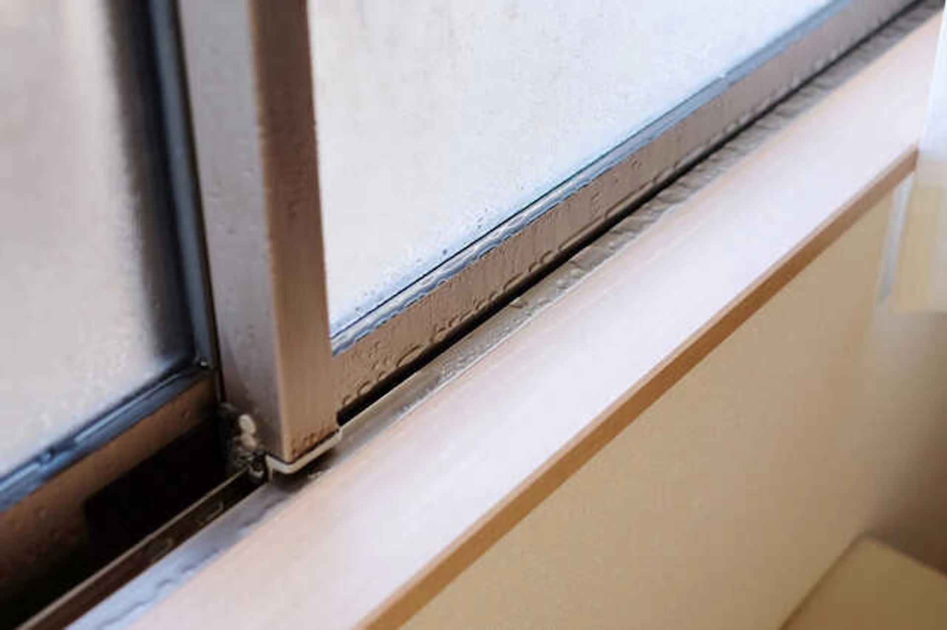 結露がみられる窓サッシ