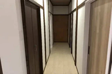 落ち着いた雰囲気の廊下