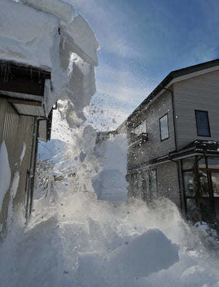屋根の雪止めとは？取り付ける必要はある？