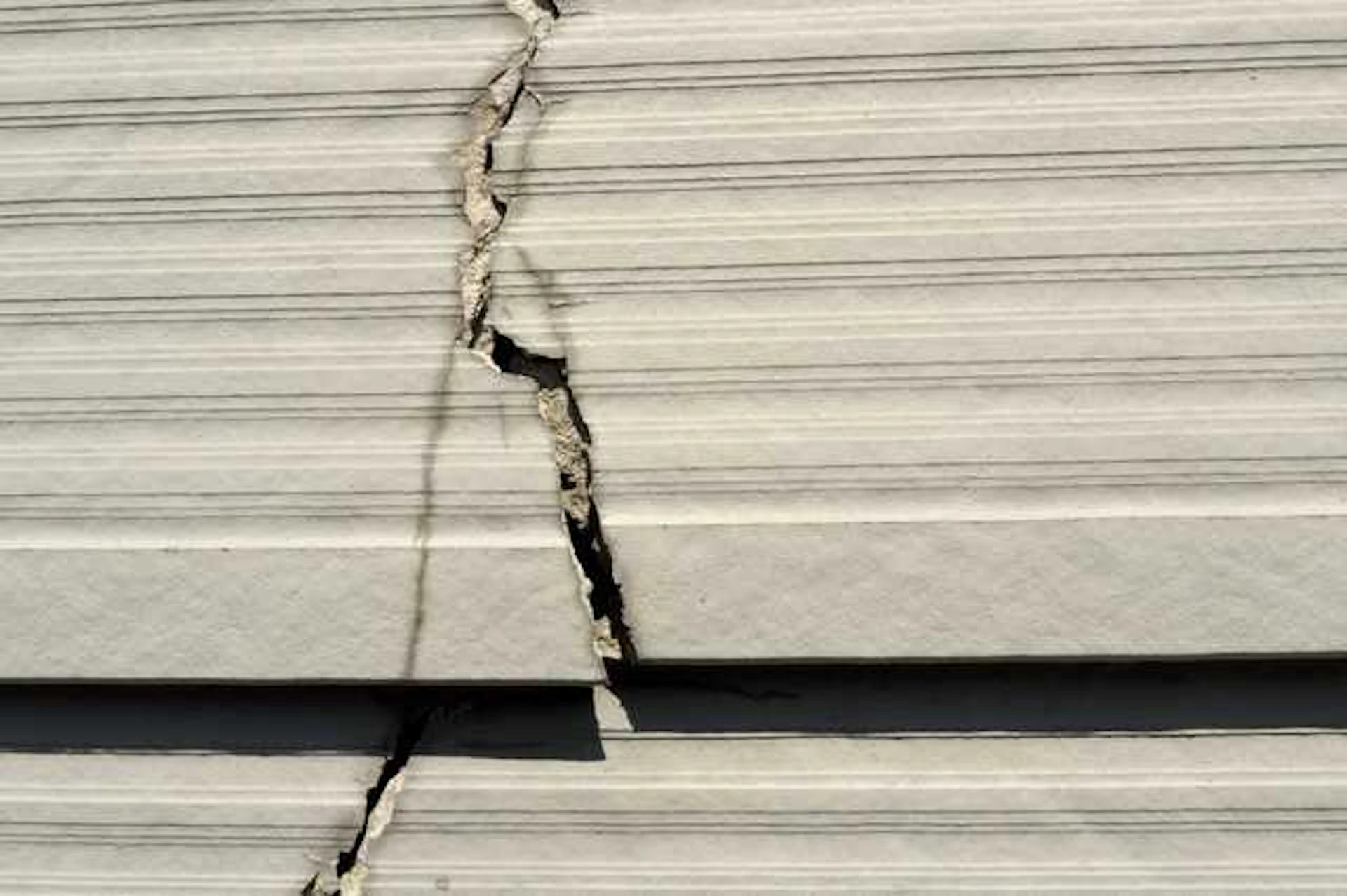 ⑧反り／浮き／割れ／欠けている箇所がある