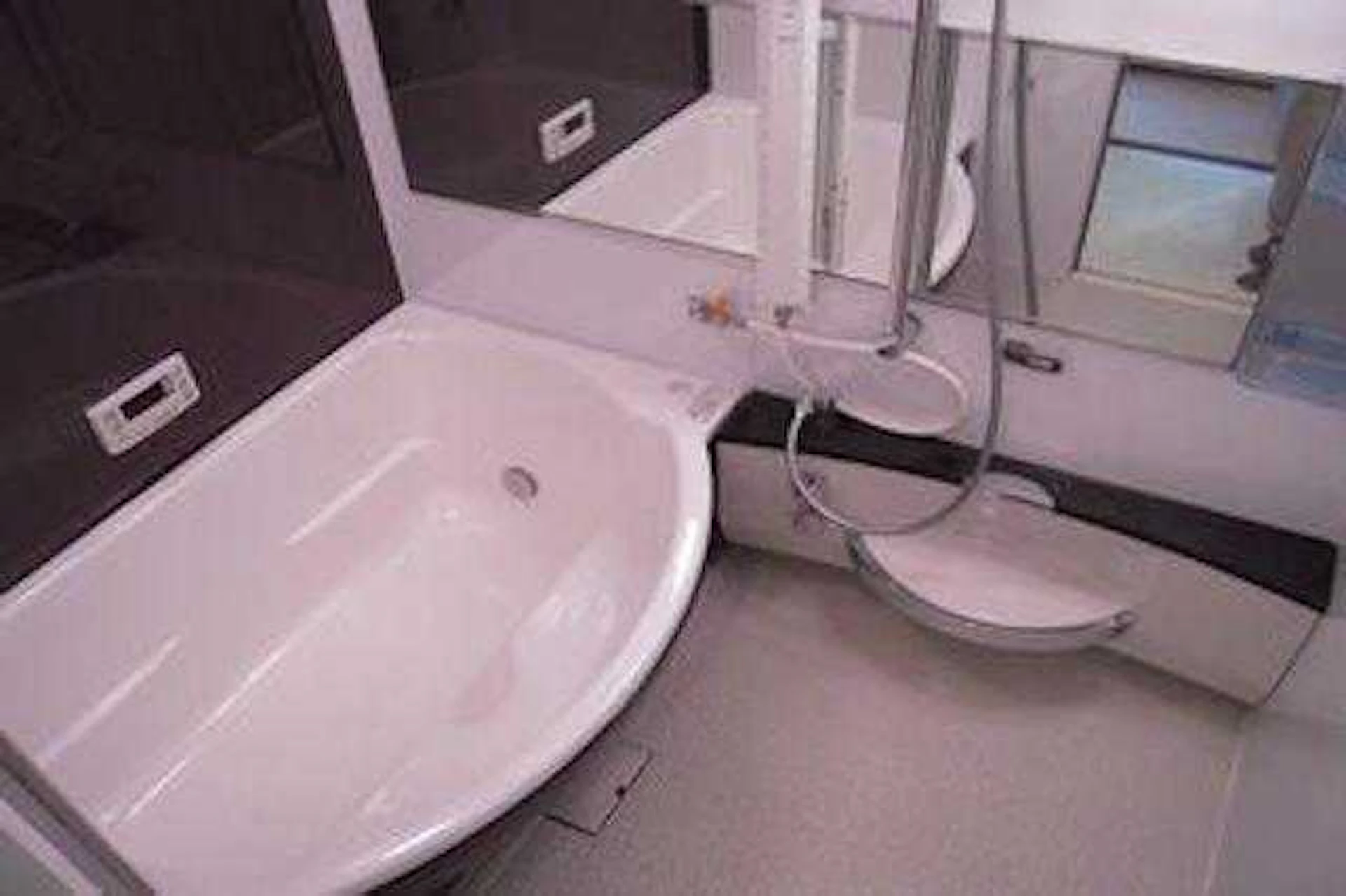 幅広のデザインの浴槽があるユニットバス