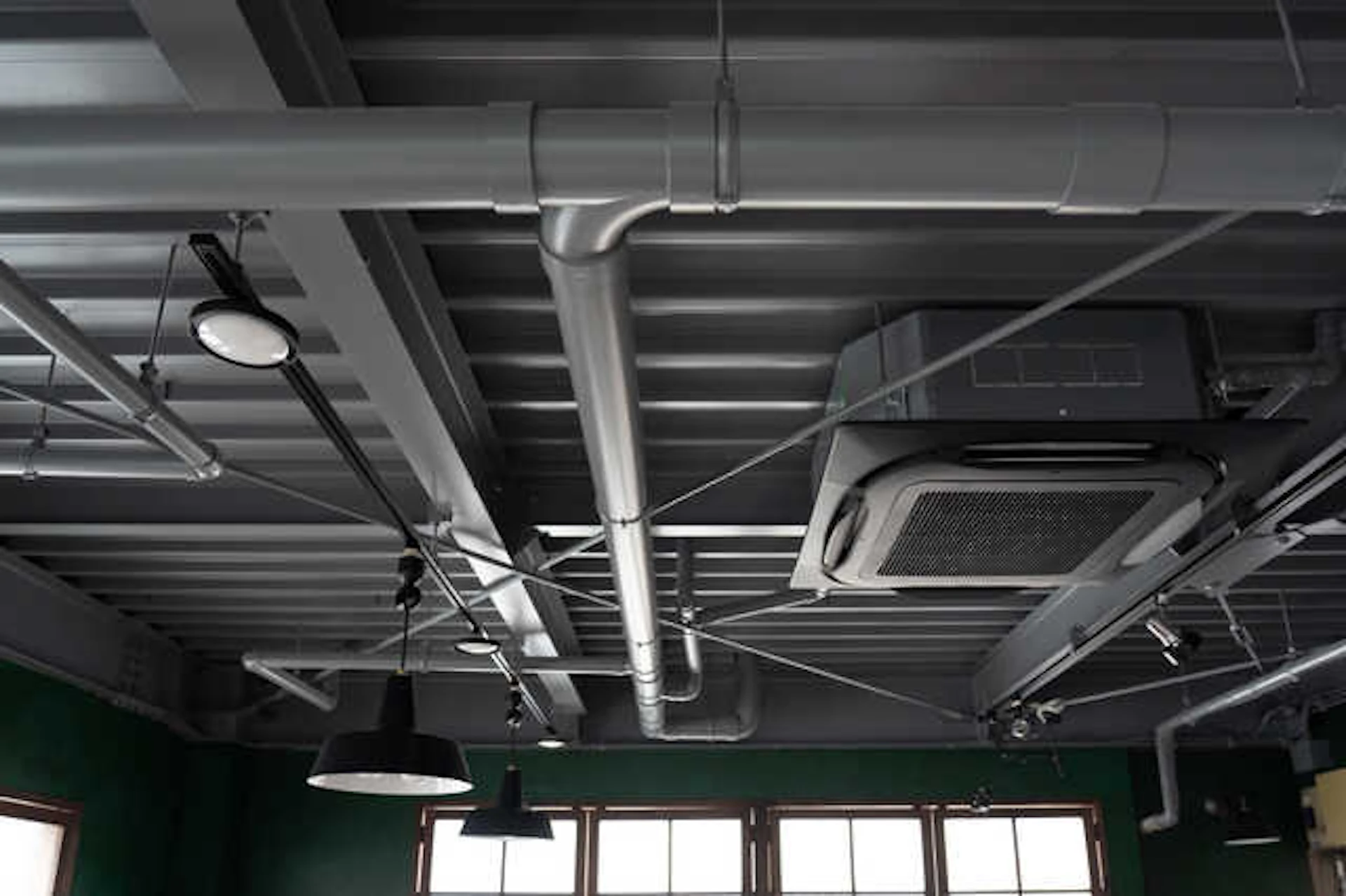 配線や配管はあえて見せる