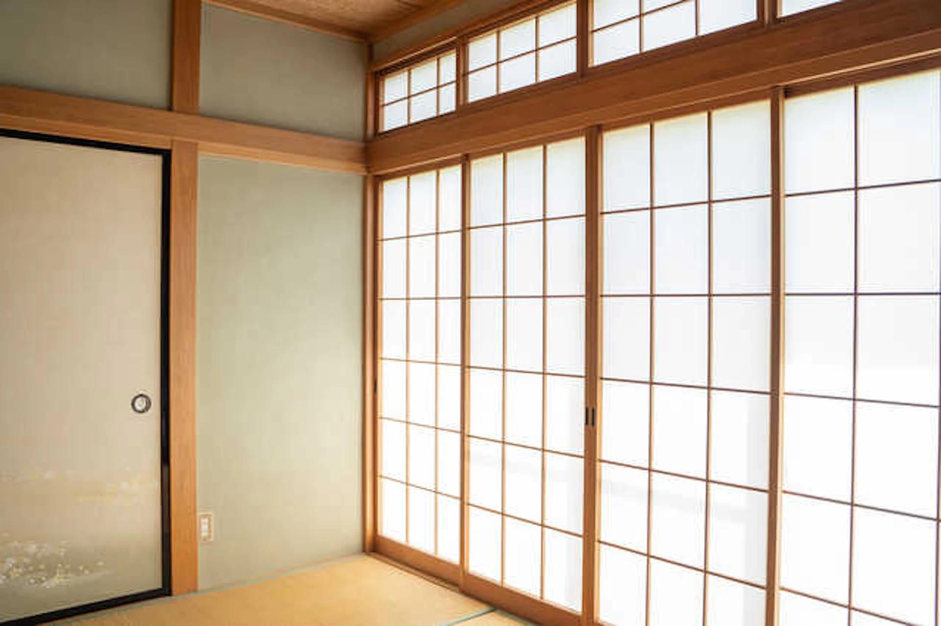 障子を締め切った和室