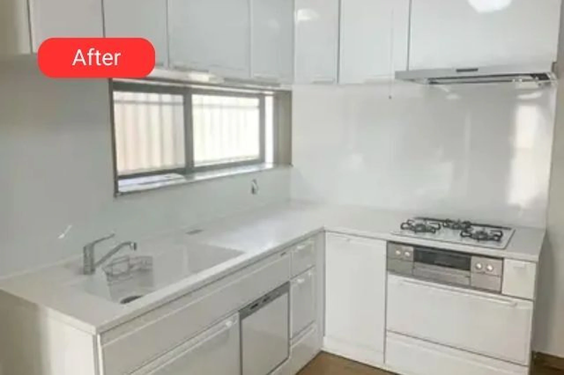 真っ白なL型キッチンへとリフォームした後の写真
