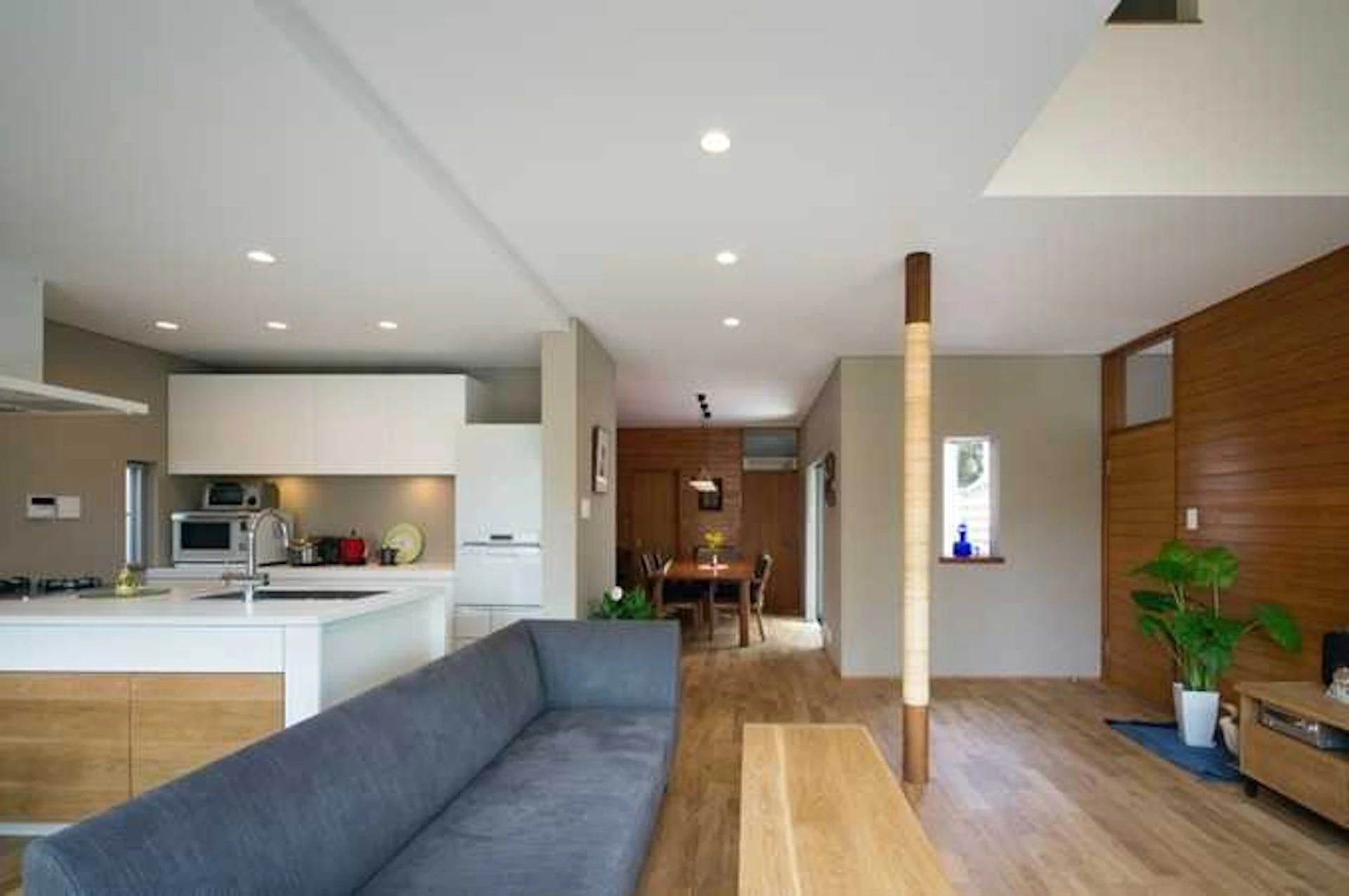 大きな窓が開放的な家