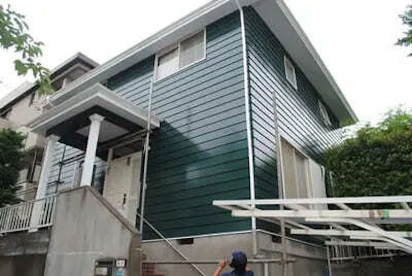 グリーンに塗り替えた外壁の家