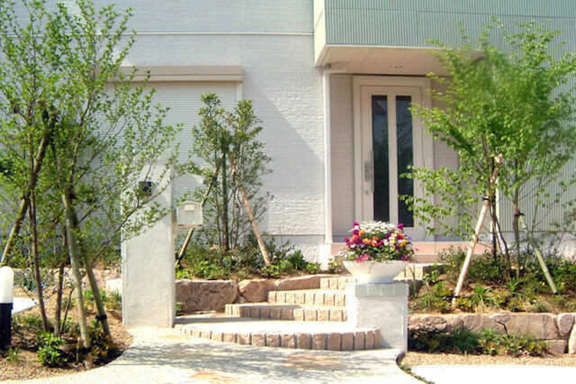 花壇やアプローチをレンガで