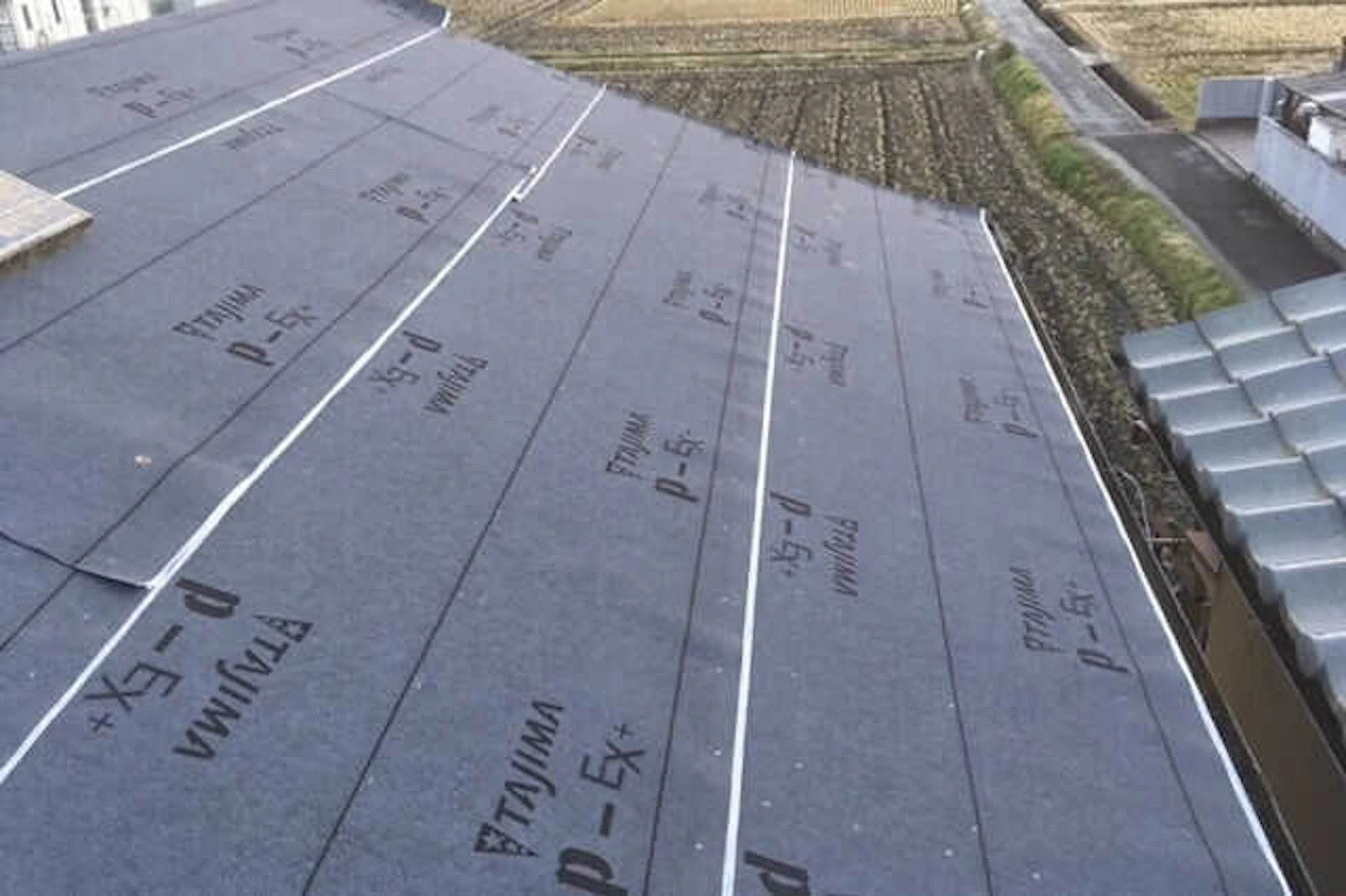 築20年以上なら、ルーフィング(防水シート)交換も必要