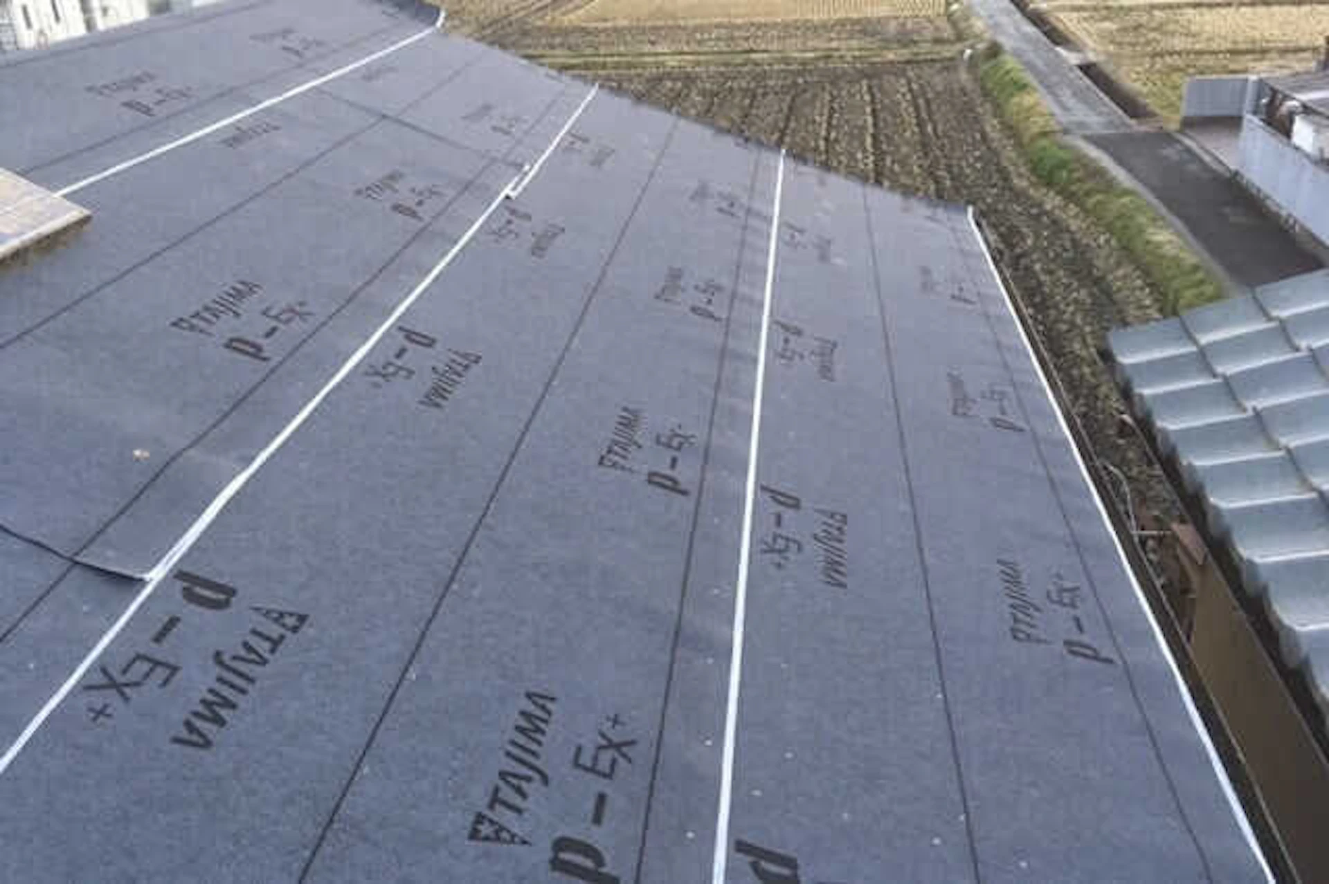 築20年以上なら、ルーフィング(防水シート)交換も必要