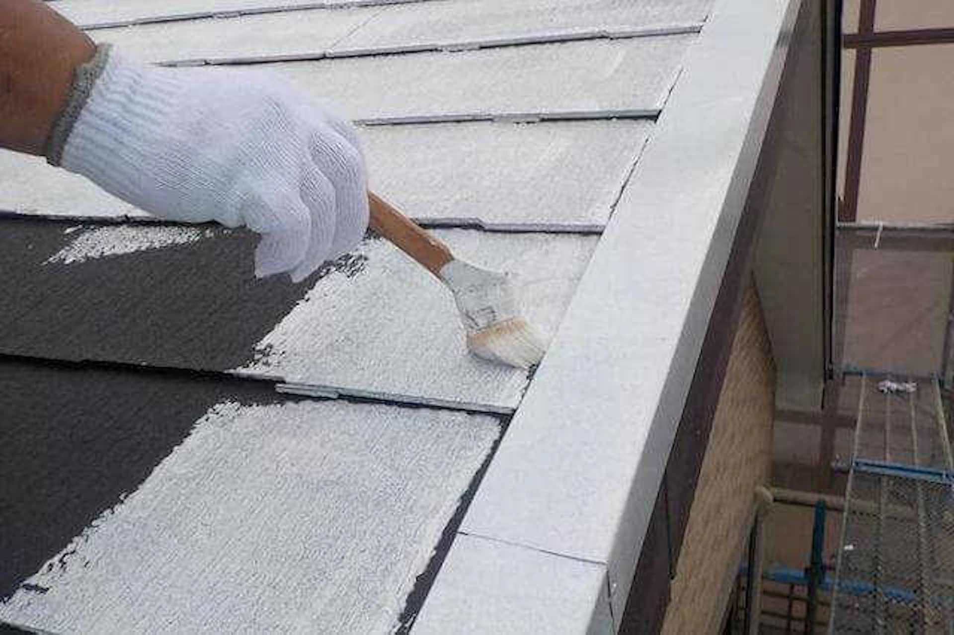 屋根塗装中の様子