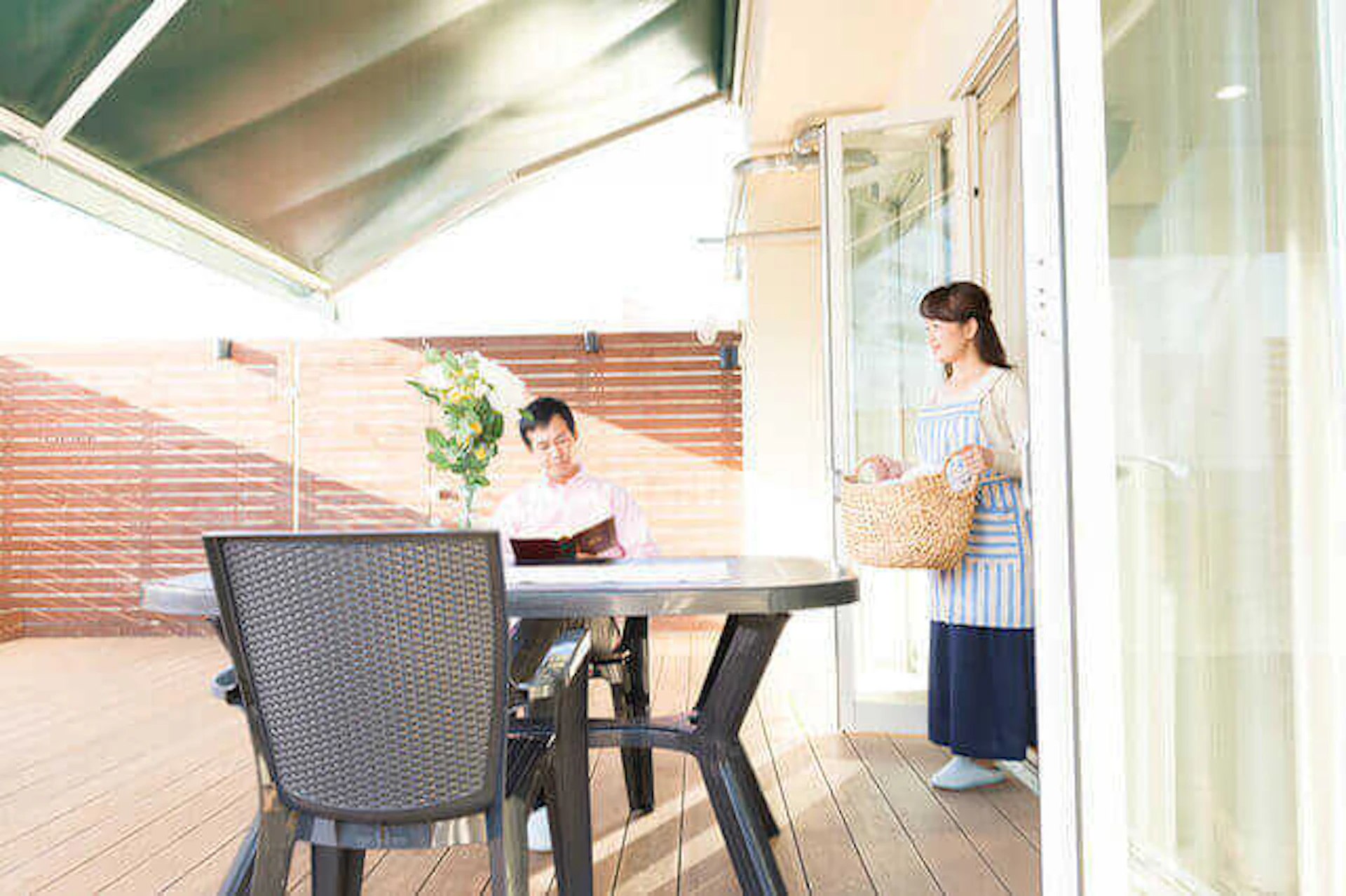 子供や犬が遊べる庭づくりのコツと注意点！ウッドデッキ・砂場などの実例やリフォーム費用も公開