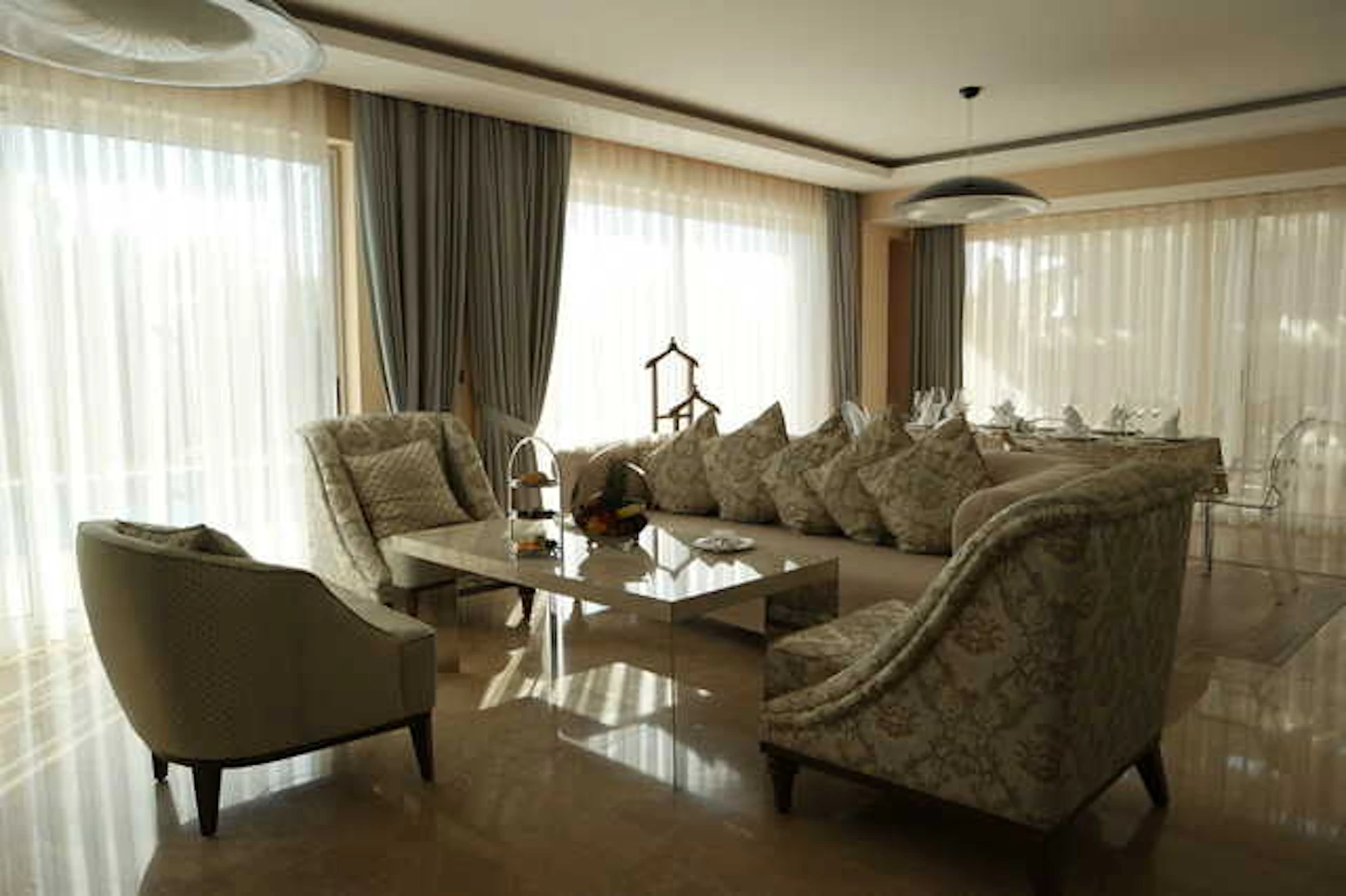 良質な素材の家具やカーテン