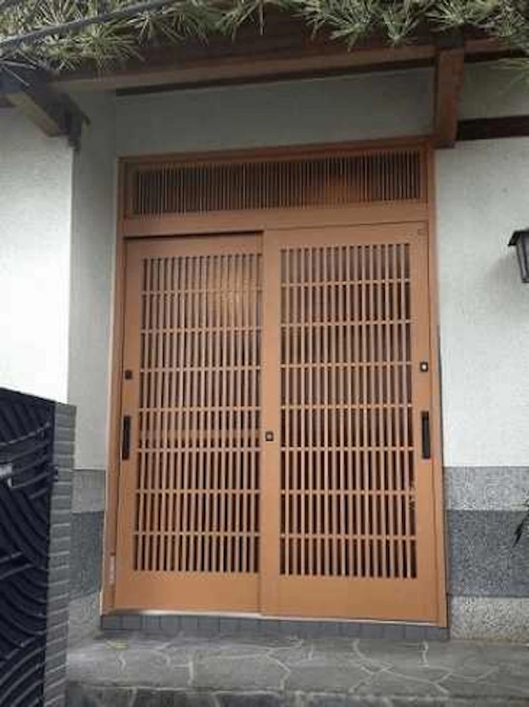 和風の玄関ドアで外観も◎