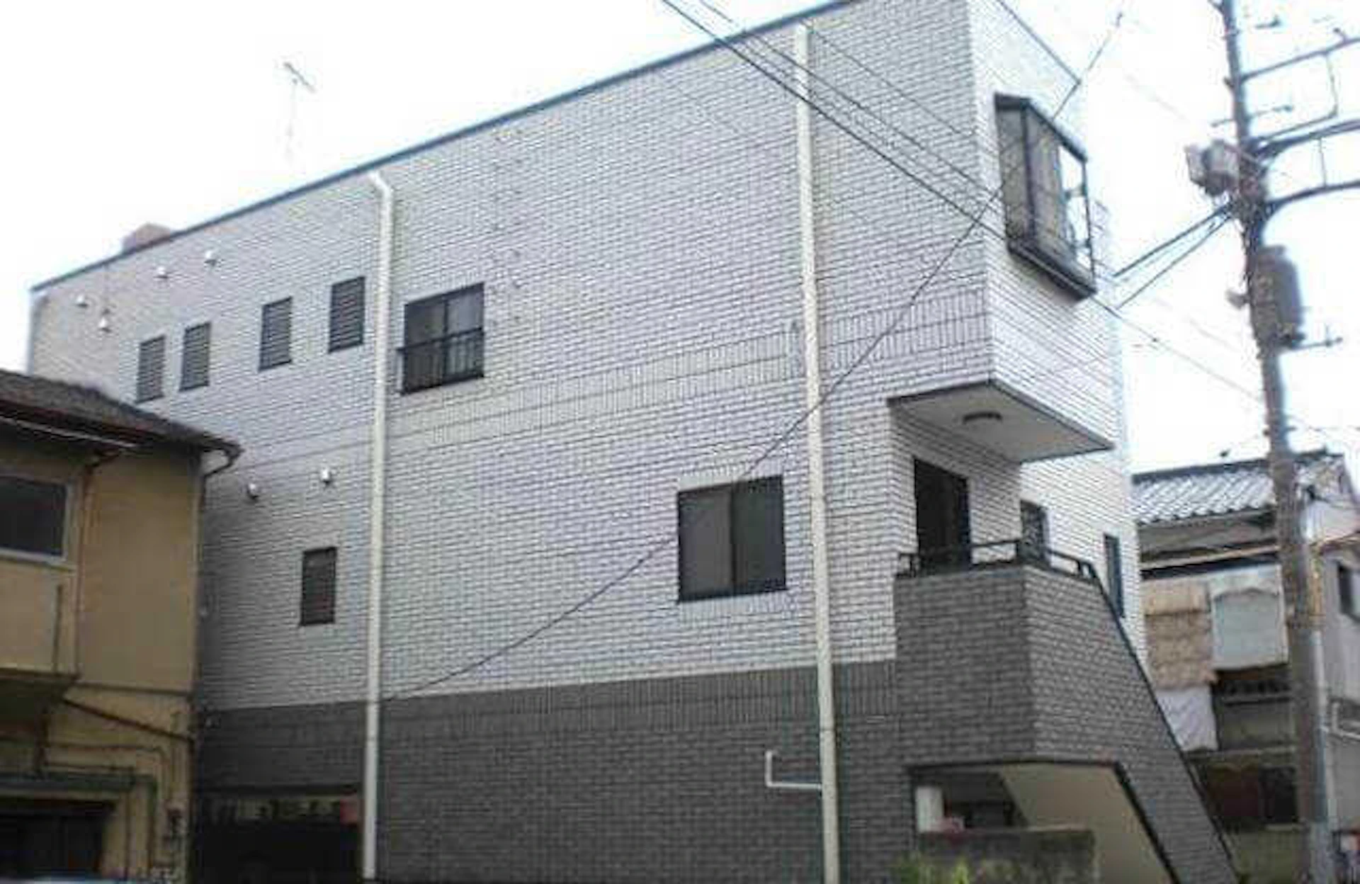 【事例3】 ALC外壁の上に、超軽量なセラミックタイルを施工