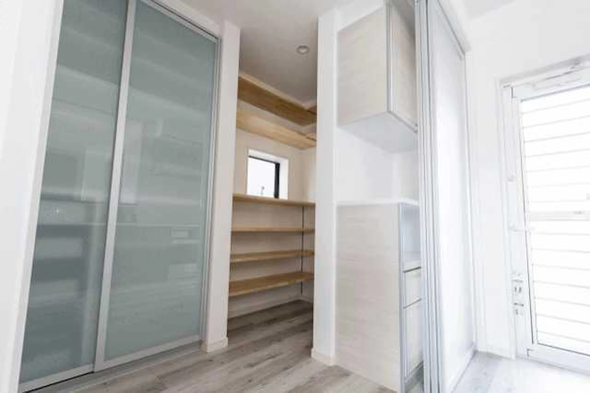 ウォークインタイプの場合は、棚＋60cmのスペースを