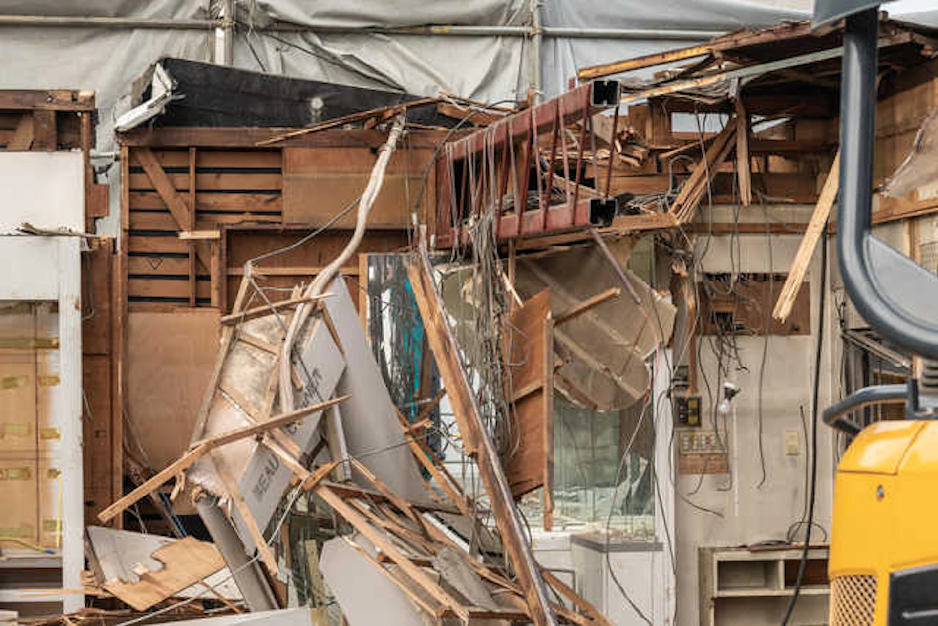 取り壊されている木造住宅